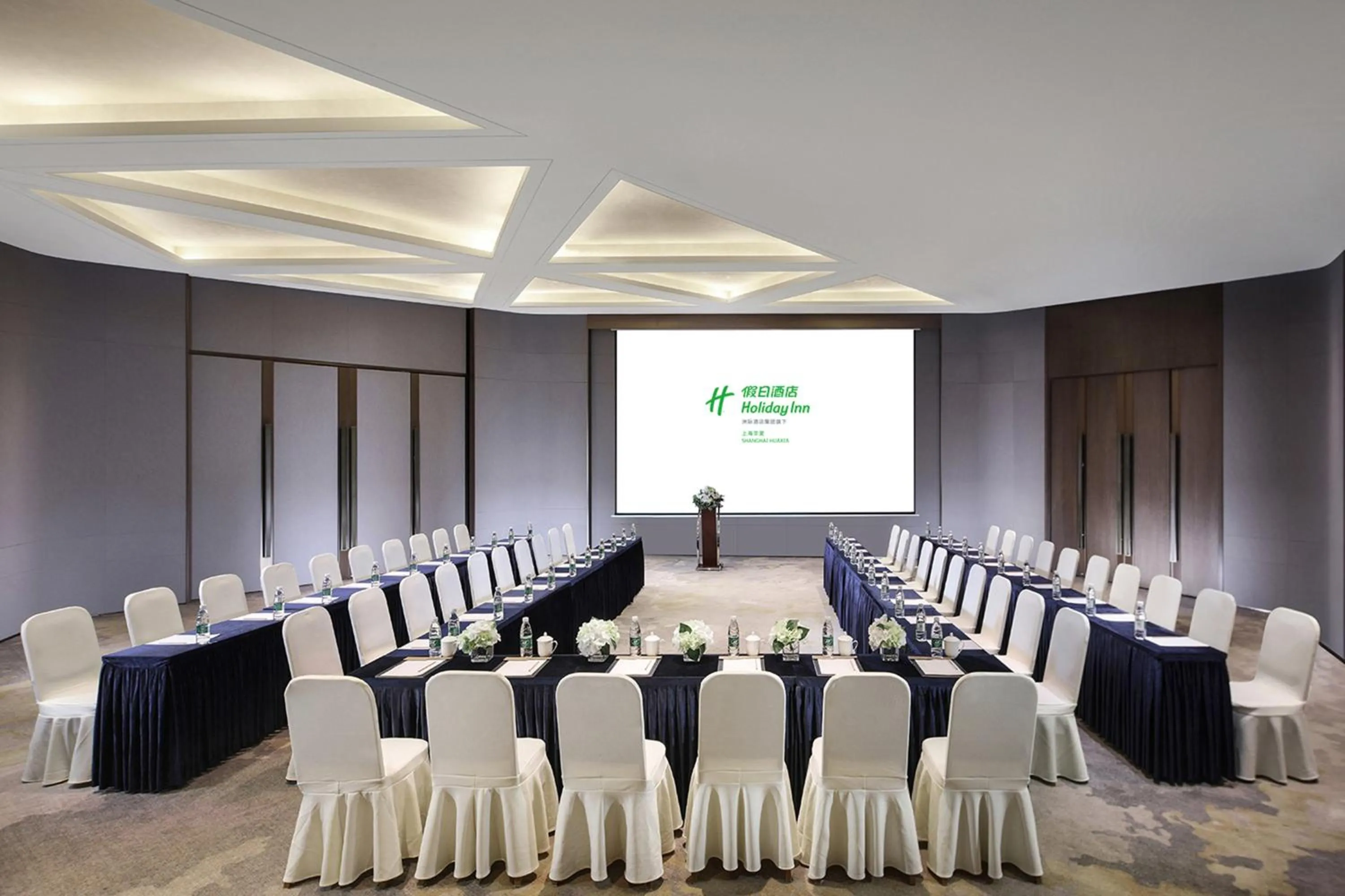 Meeting/conference room in Holiday Inn Shanghai Huaxia by IHG - overlooking city scenery at Sky View Restaurant
