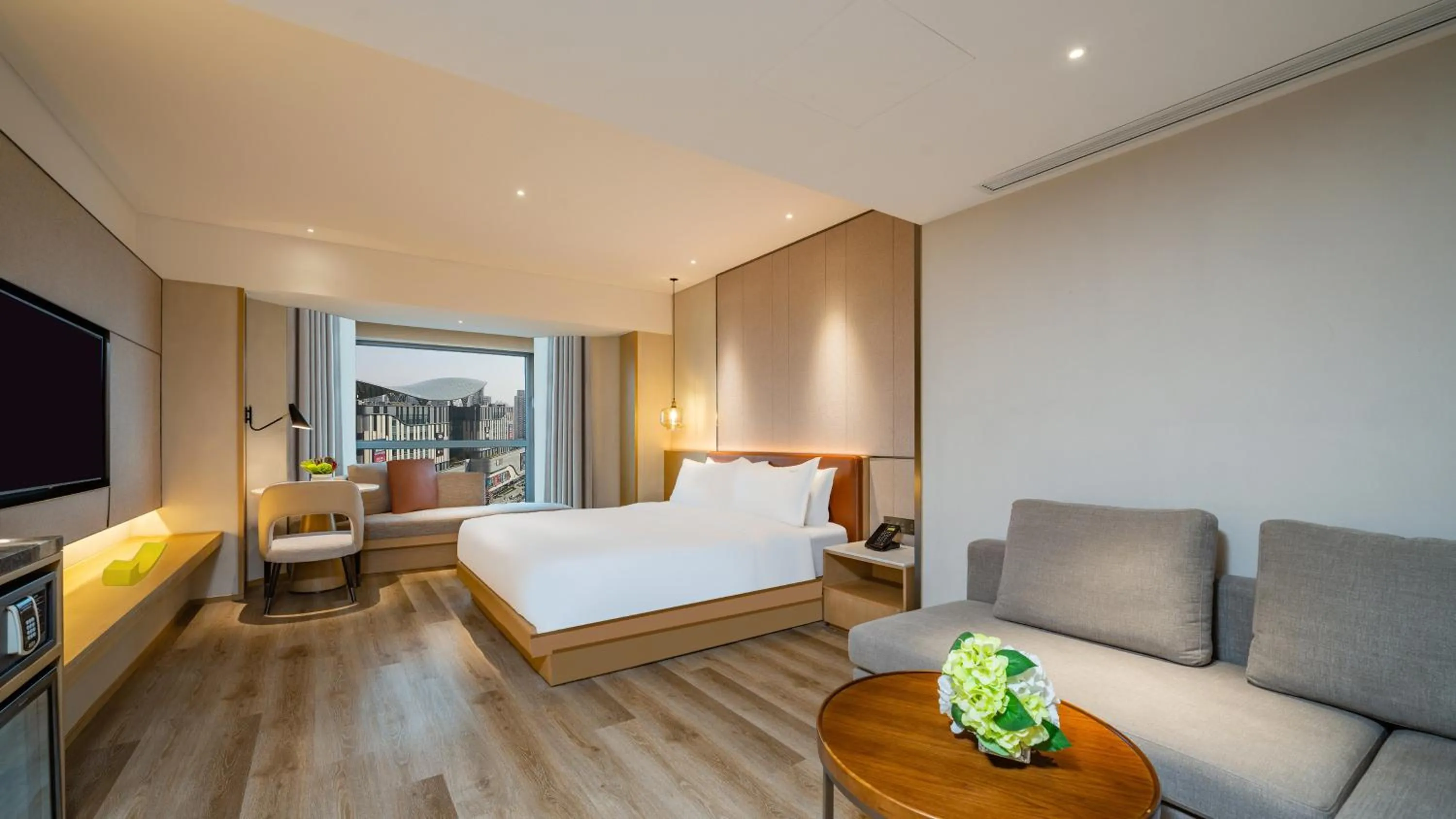 Photo of the whole room, Bed in Holiday Inn Shanghai Huaxia by IHG