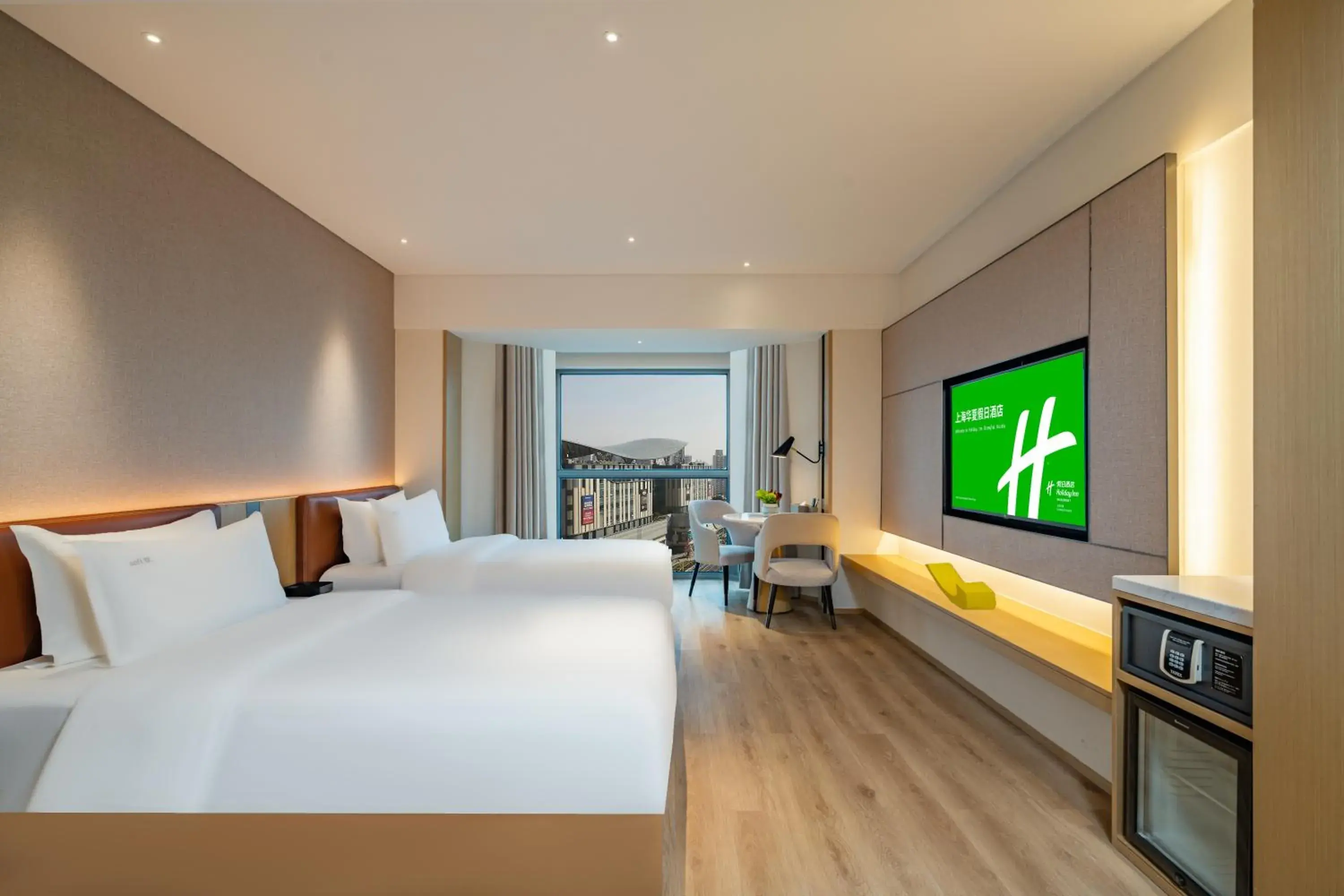 TV and multimedia, Bed in Holiday Inn Shanghai Huaxia by IHG - overlooking city scenery at Sky View Restaurant TV and multimedia, Bed in Holiday Inn Shanghai Huaxia by IHG - overlooking city scenery at Sky View Restaurant