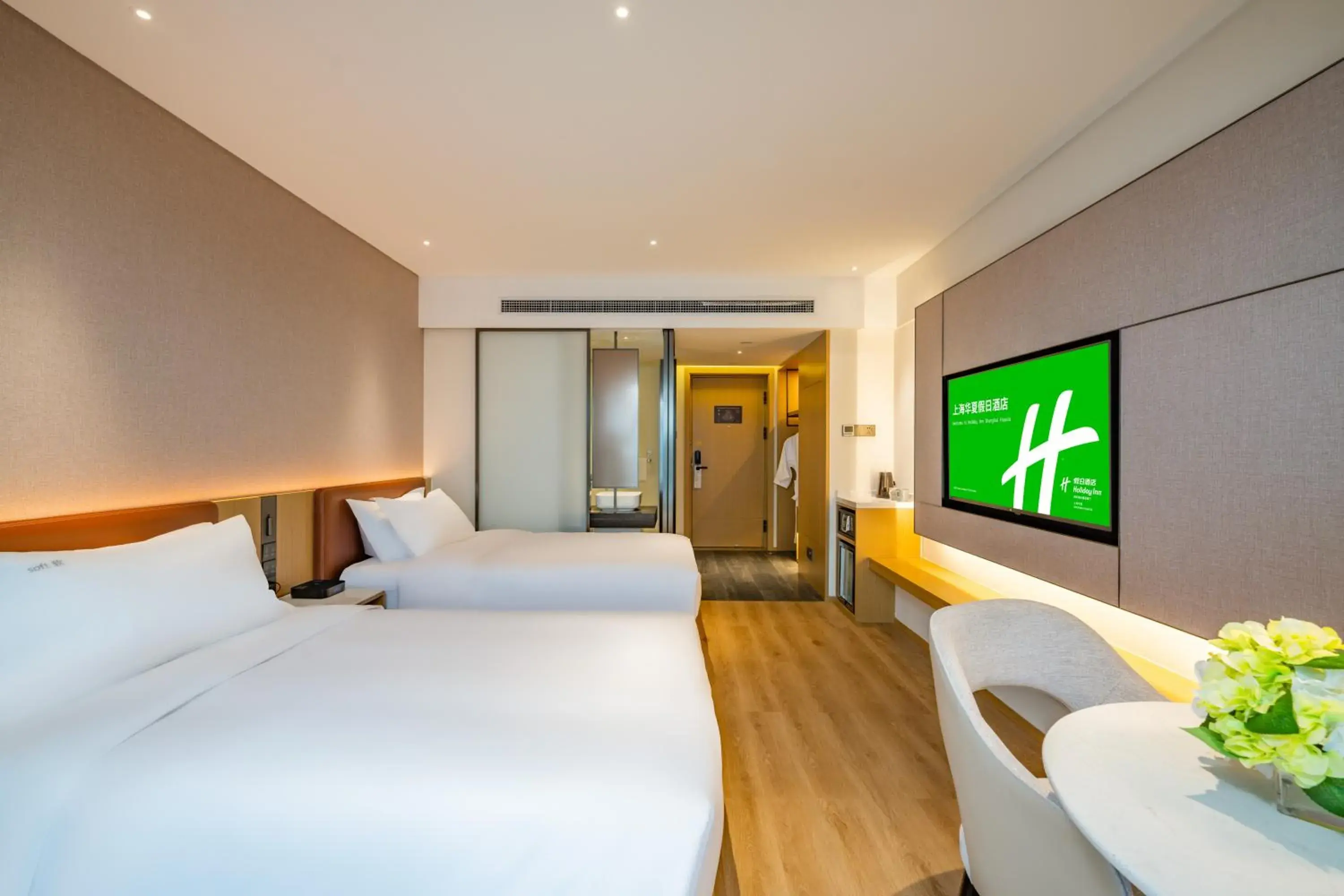 Property building, Bed in Holiday Inn Shanghai Huaxia by IHG Property building, Bed in Holiday Inn Shanghai Huaxia by IHG