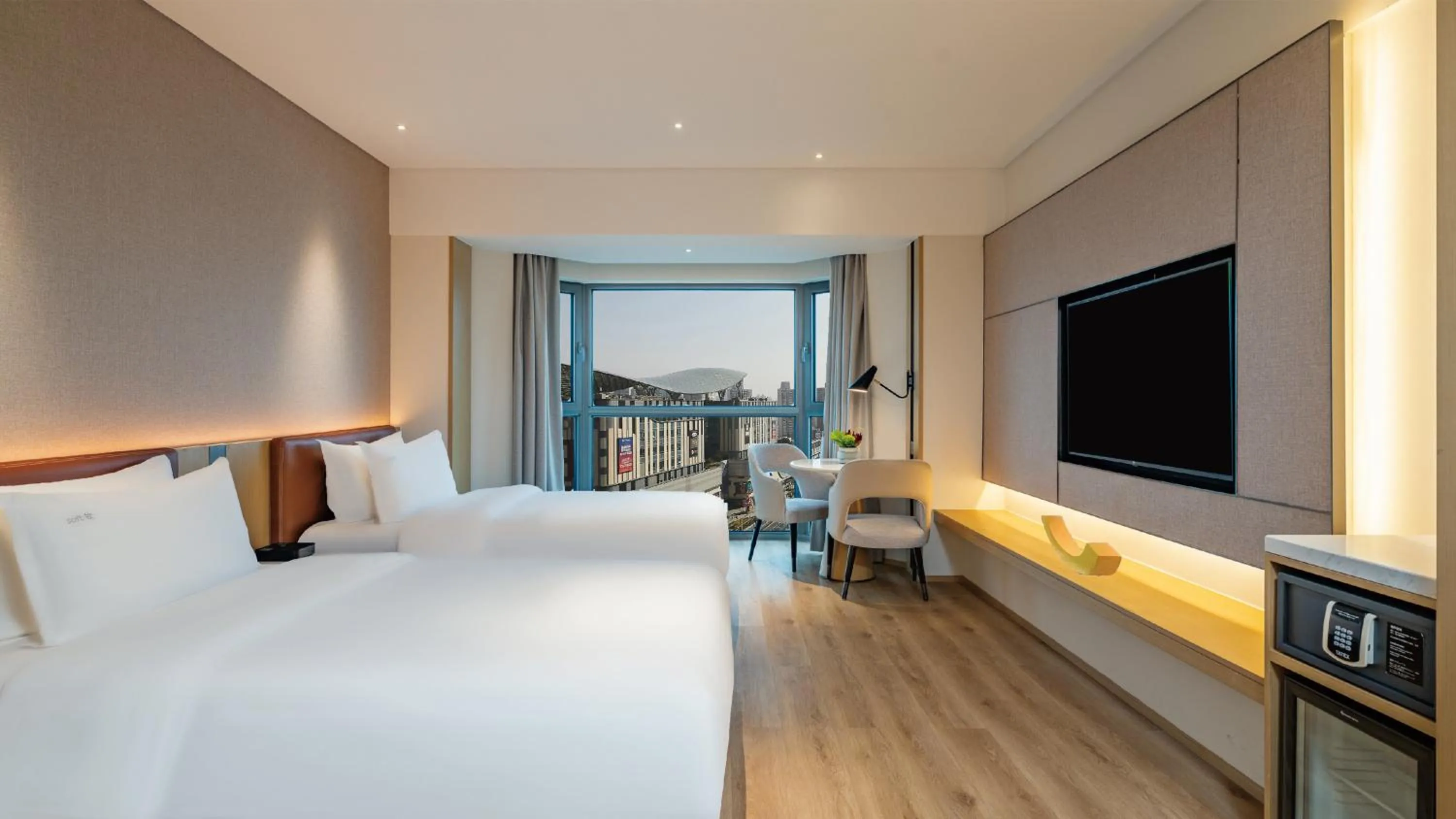 Photo of the whole room, Bed in Holiday Inn Shanghai Huaxia by IHG