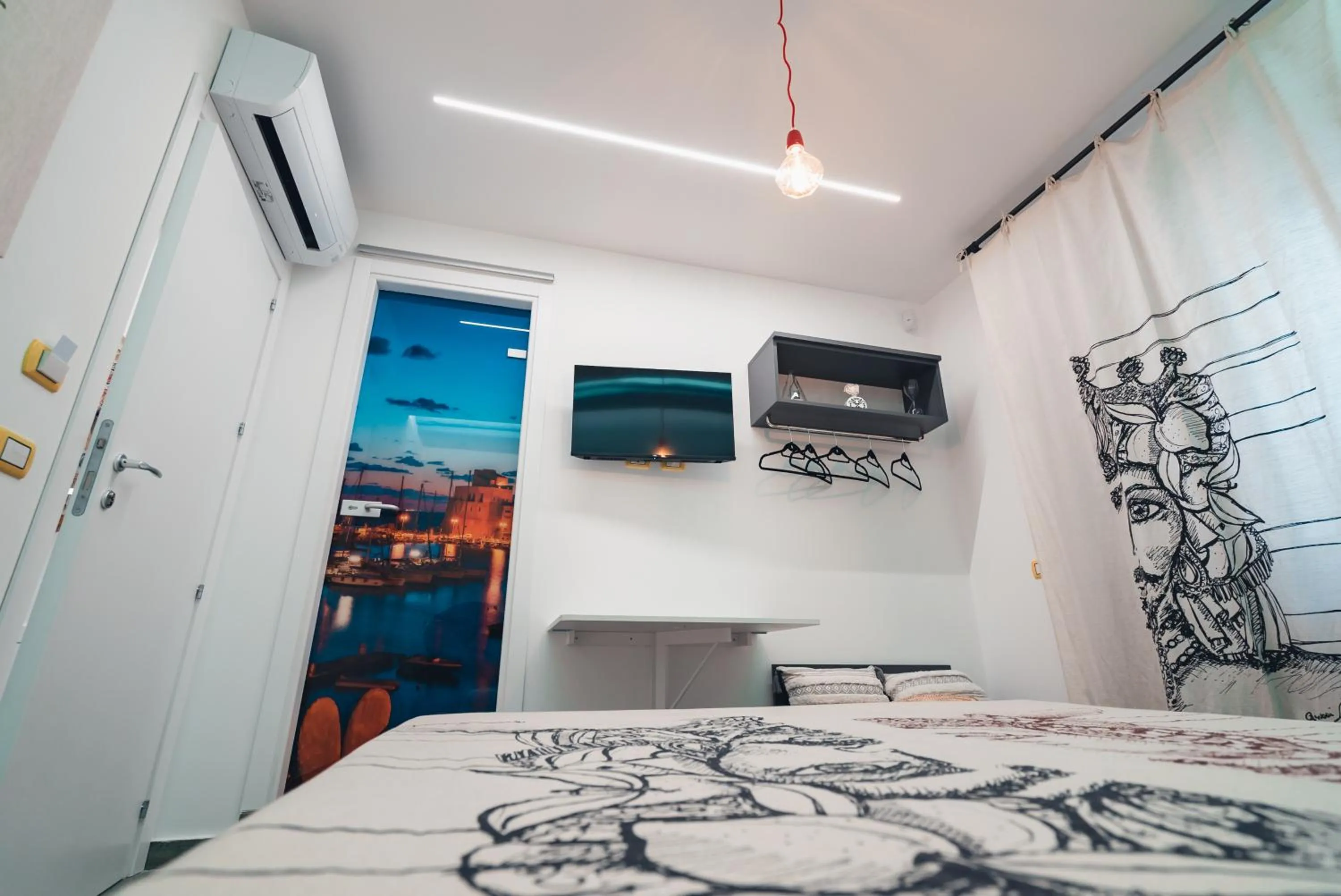 Bedroom, Bed in macchia mediterranea