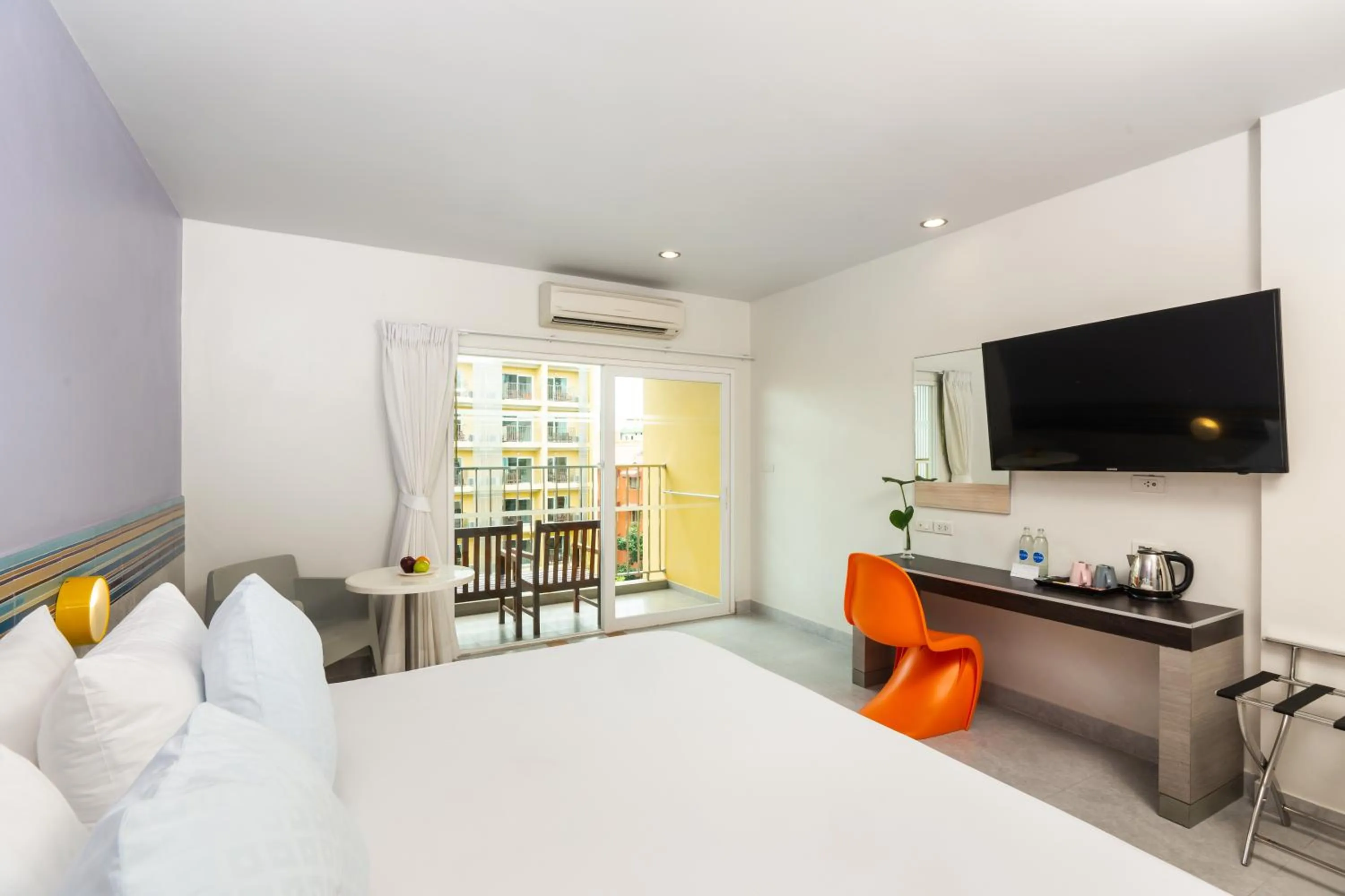 Seating area, Bed in Grand Bella