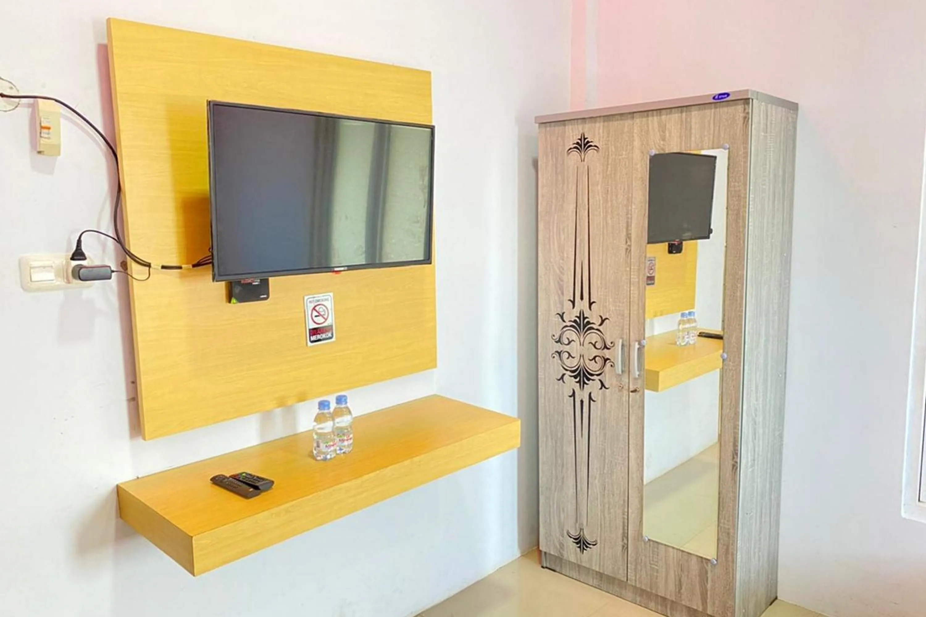 TV and multimedia in Homestay Syariah Callista Bantaeng Mitra RedDoorz