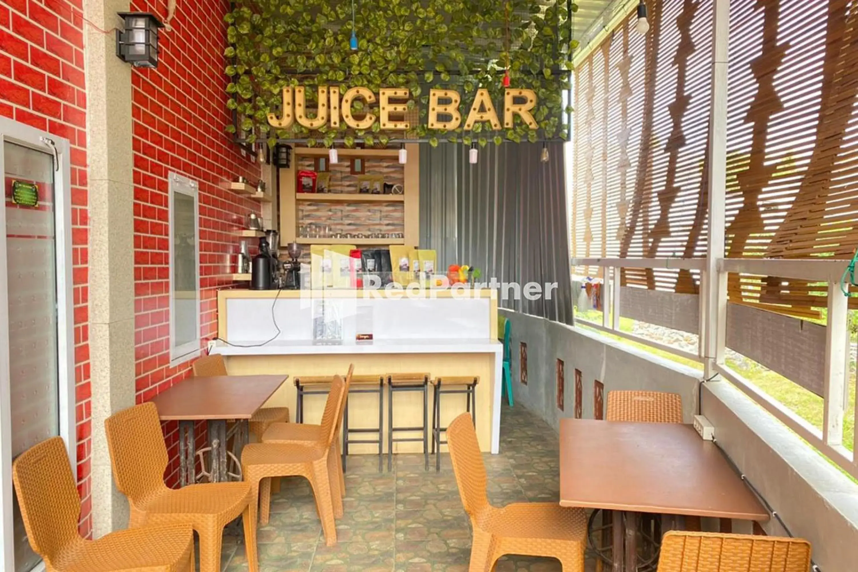 Restaurant/places to eat in Homestay Syariah Callista Bantaeng Mitra RedDoorz Restaurant/places to eat in Homestay Syariah Callista Bantaeng Mitra RedDoorz