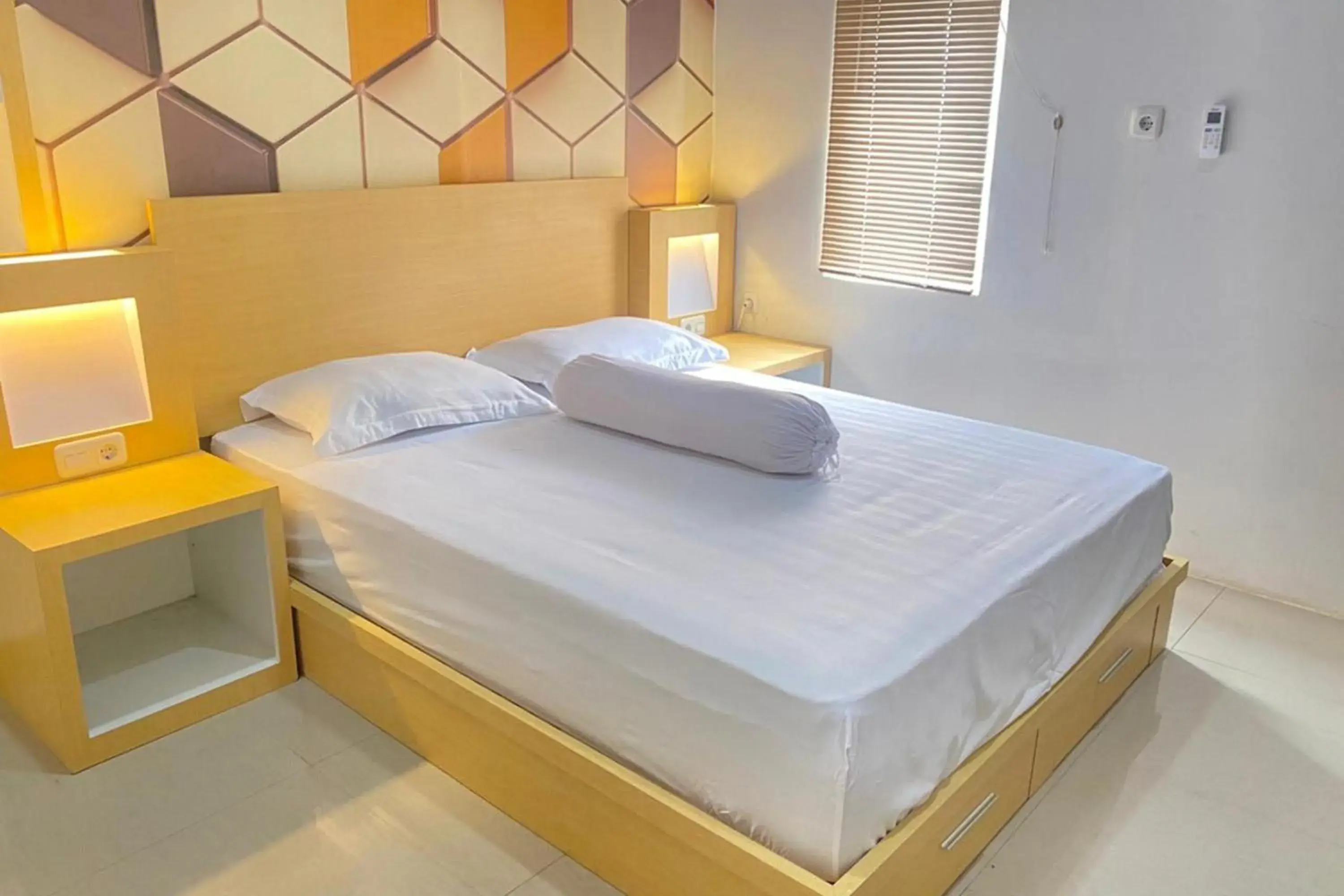 Bed in Homestay Syariah Callista Bantaeng Mitra RedDoorz Bed in Homestay Syariah Callista Bantaeng Mitra RedDoorz