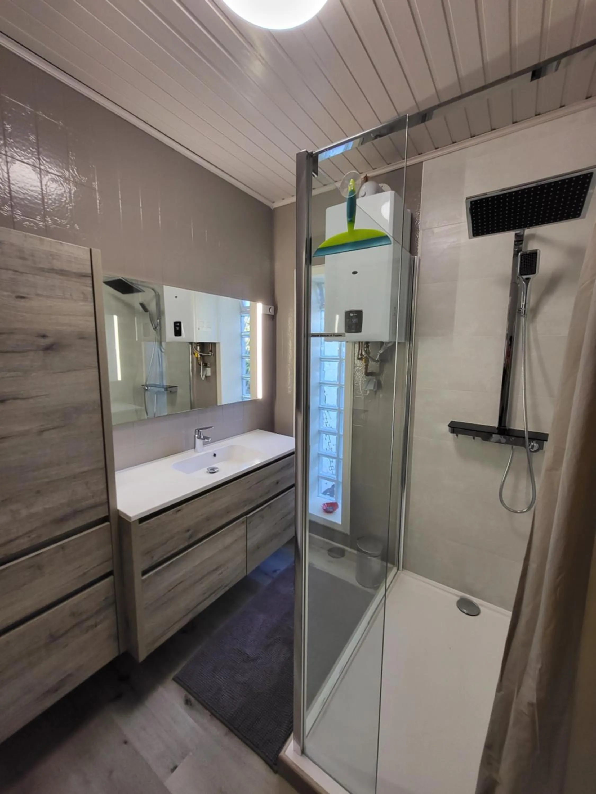 Shower in Mary's Poppies - Bed & Breakfast