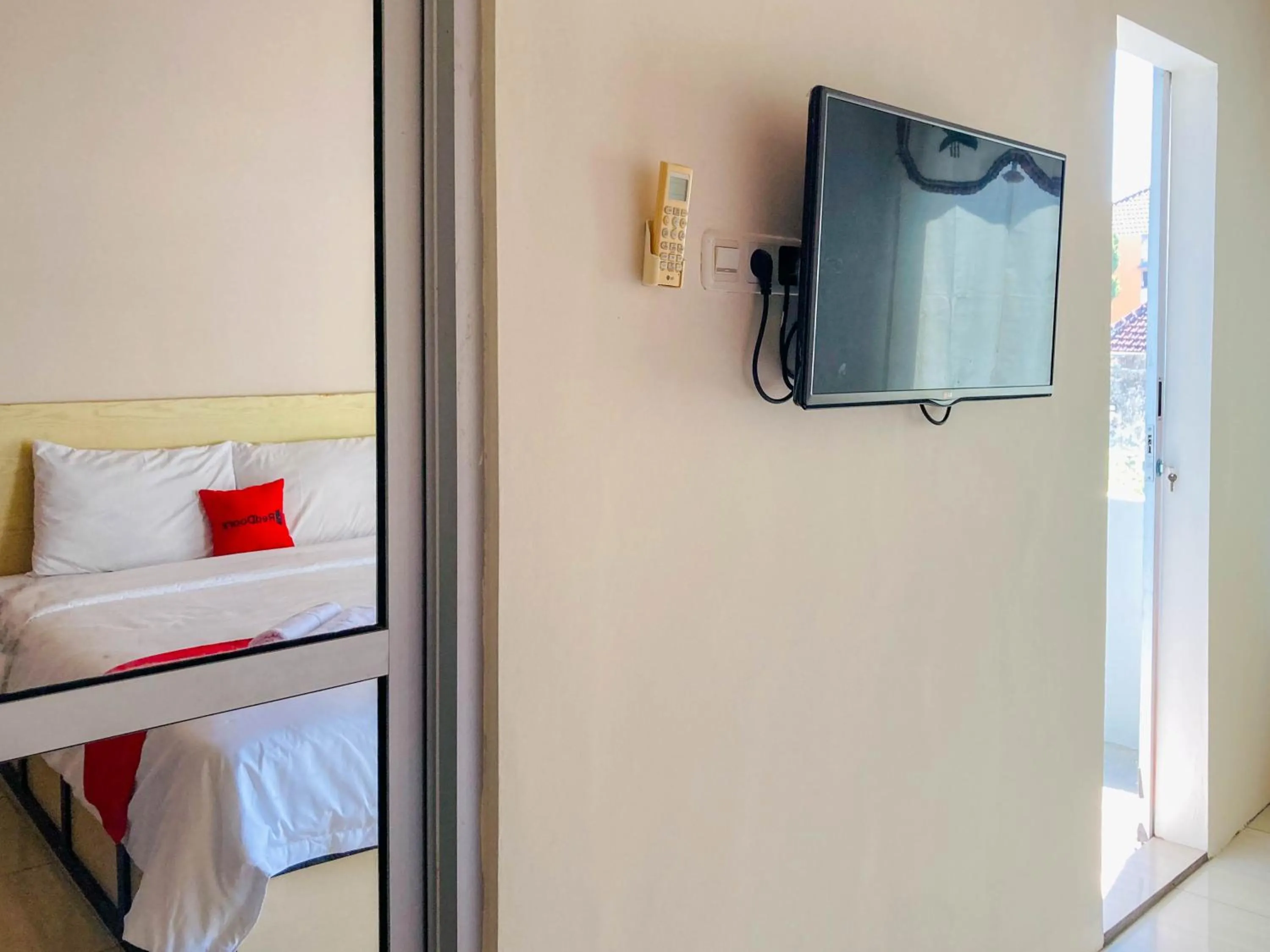 Bed in RedDoorz near Lippo Mall Yogyakarta