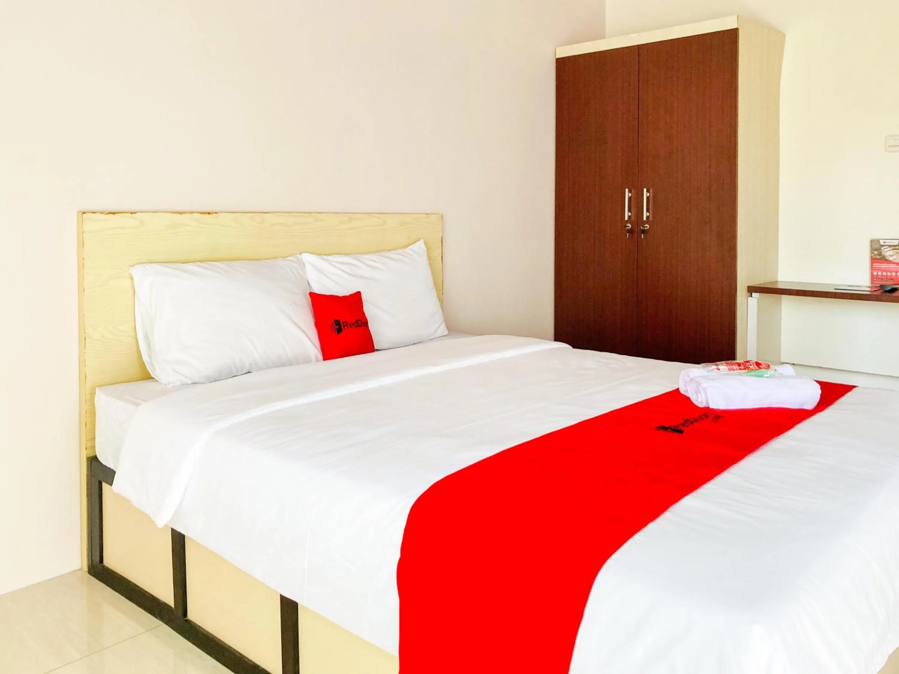 Bed in RedDoorz near Lippo Mall Yogyakarta