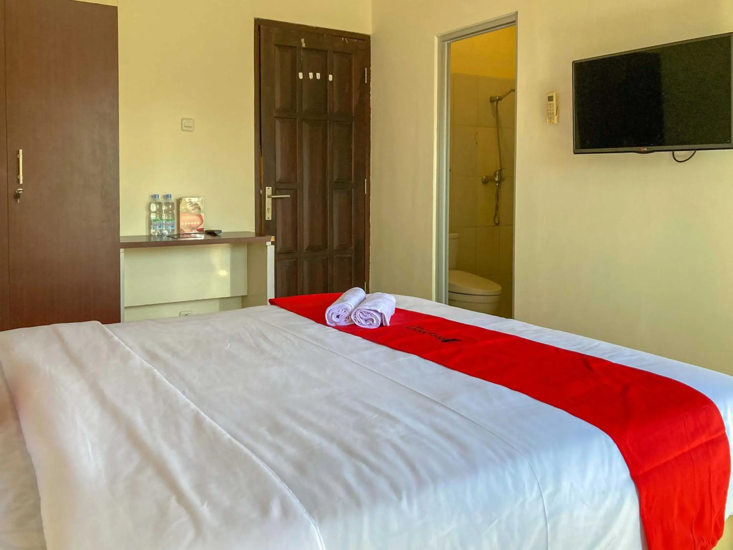Bed in RedDoorz near Lippo Mall Yogyakarta Bed in RedDoorz near Lippo Mall Yogyakarta