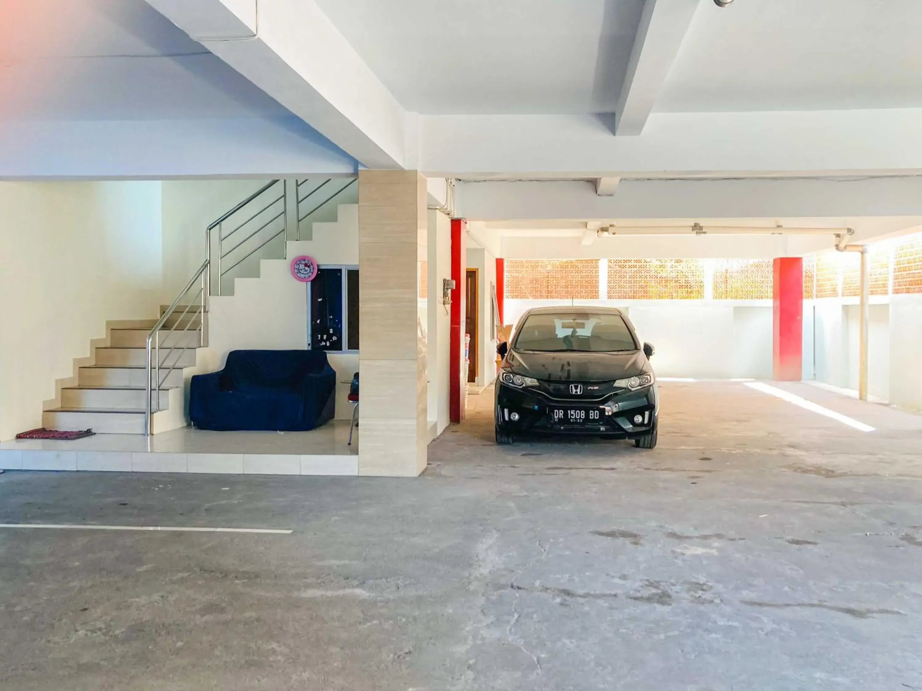 Facade/entrance in RedDoorz near Lippo Mall Yogyakarta Facade/entrance in RedDoorz near Lippo Mall Yogyakarta