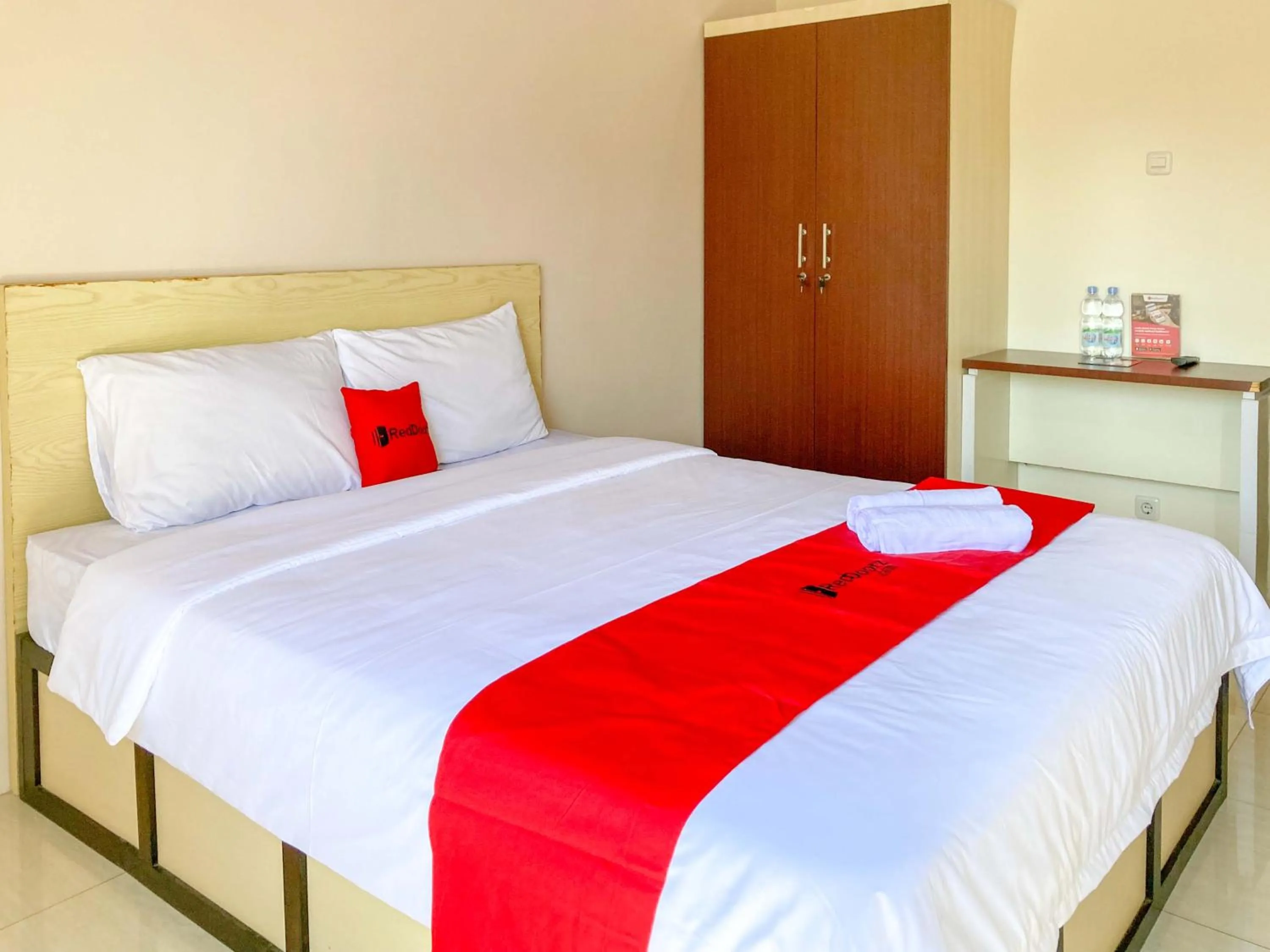 Bed in RedDoorz near Lippo Mall Yogyakarta
