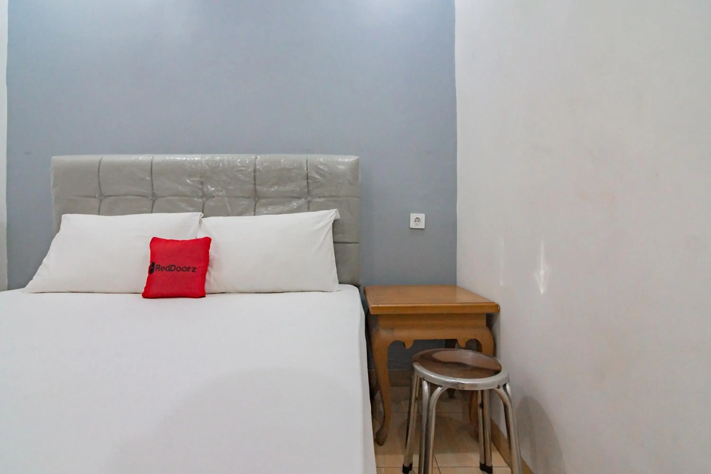 Bedroom, Bed in RedDoorz near Prujakan Station Cirebon Bedroom, Bed in RedDoorz near Prujakan Station Cirebon