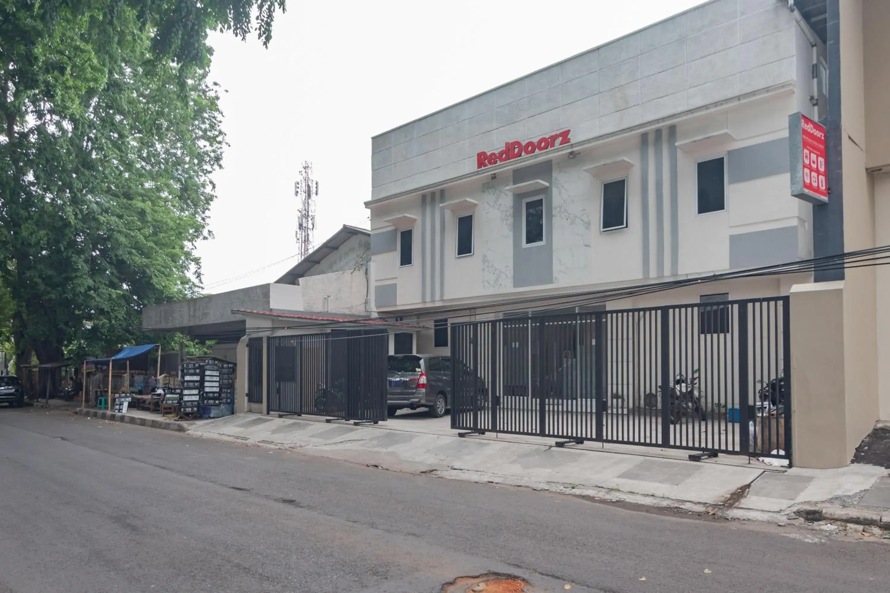 Property building in RedDoorz near Prujakan Station Cirebon Property building in RedDoorz near Prujakan Station Cirebon