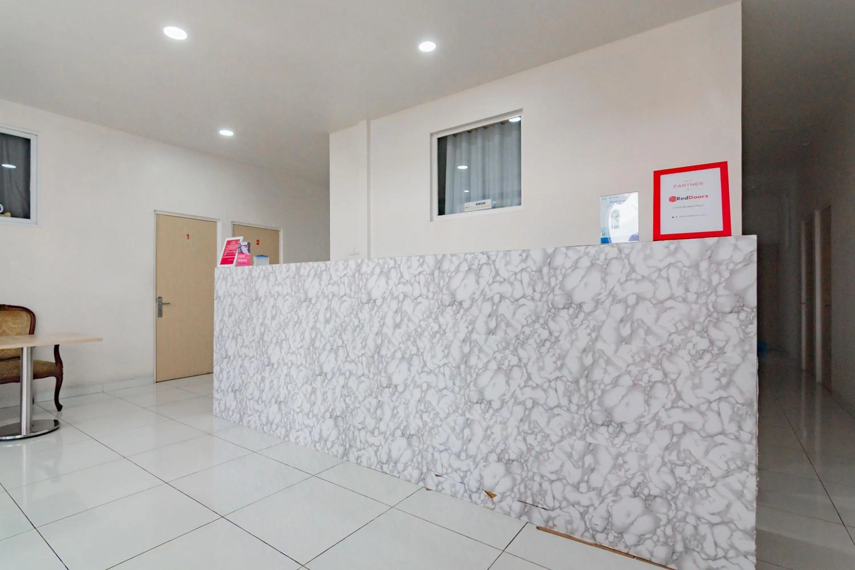 Lobby or reception in RedDoorz near Prujakan Station Cirebon