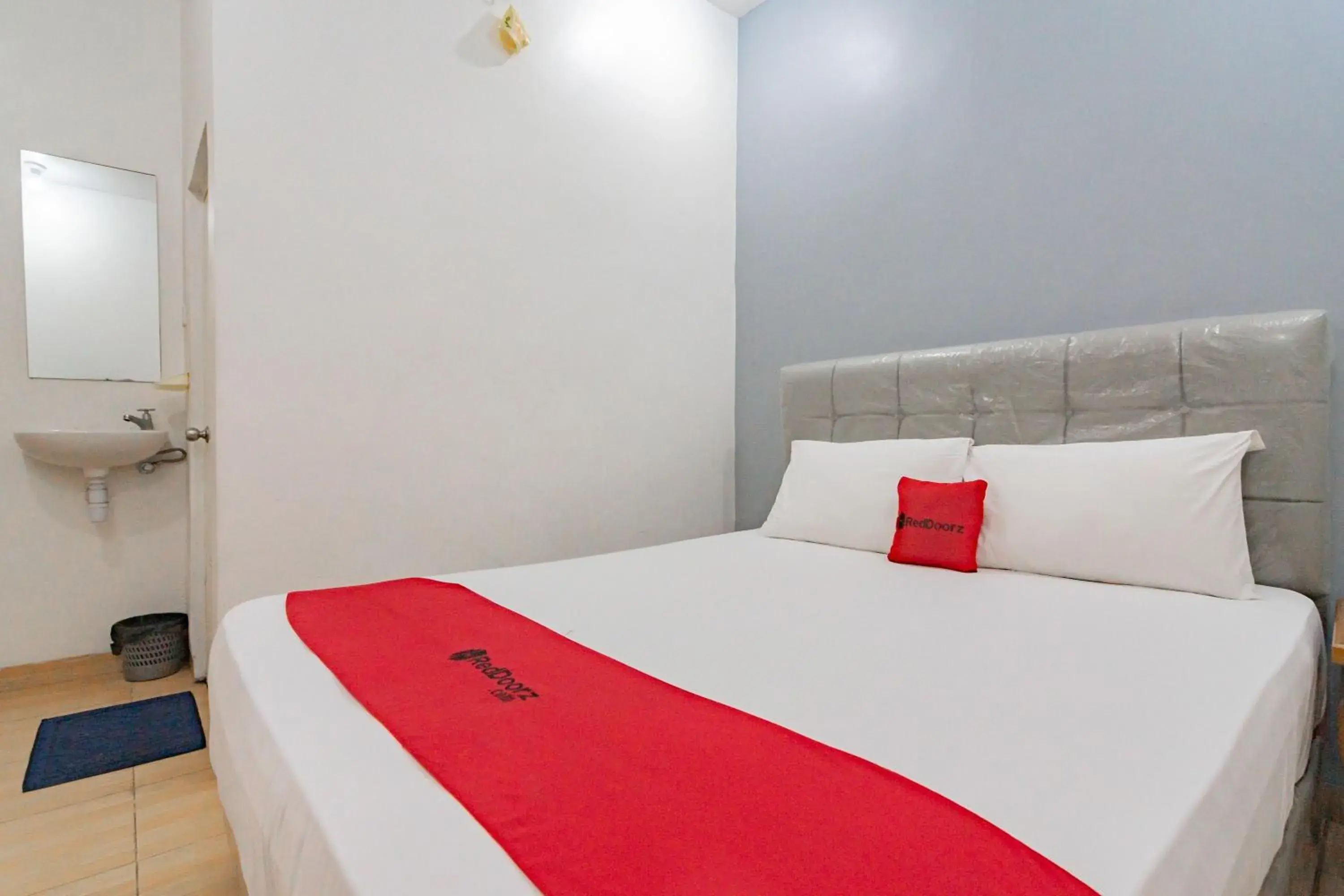 Bedroom, Bed in RedDoorz near Prujakan Station Cirebon Bedroom, Bed in RedDoorz near Prujakan Station Cirebon