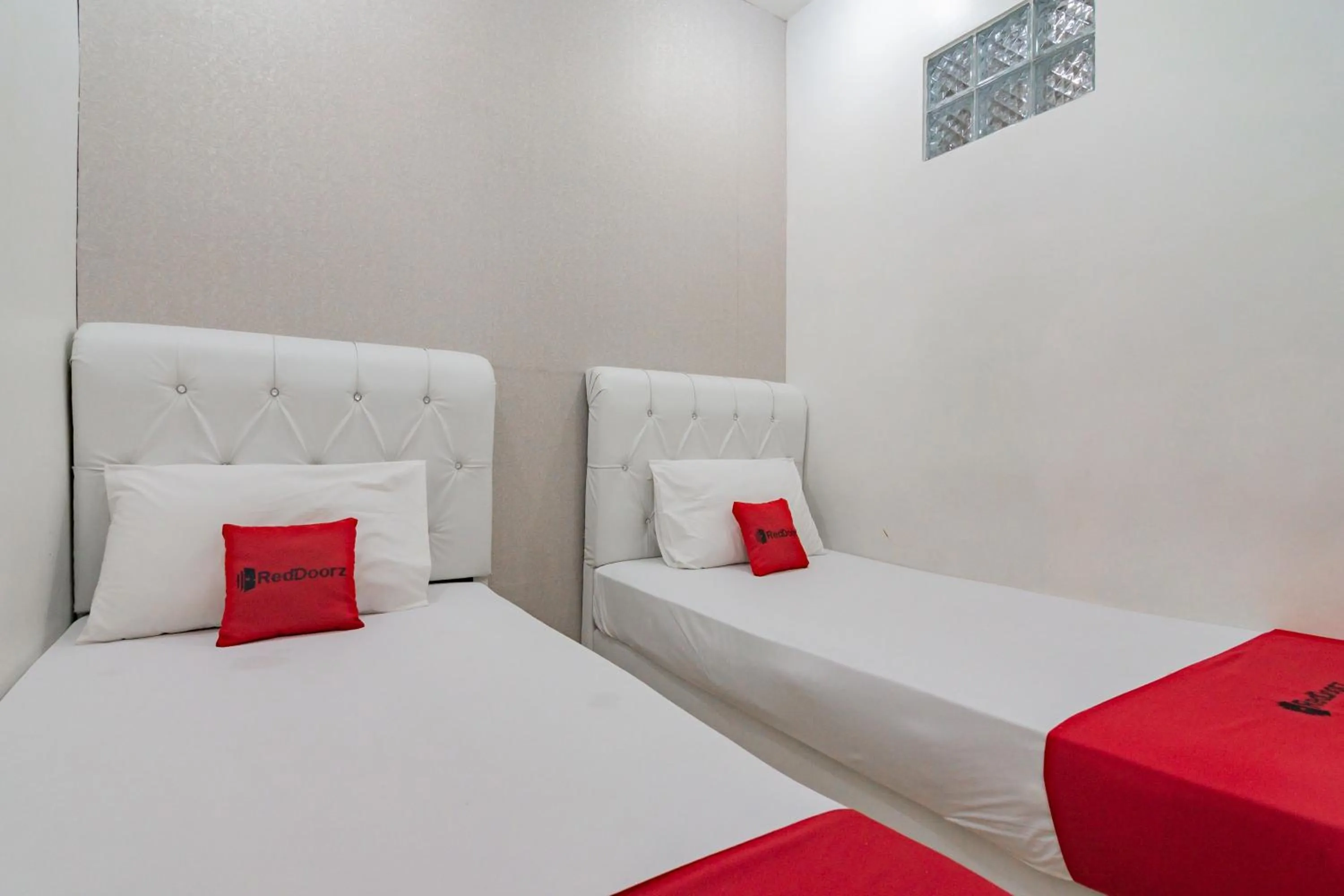 Bedroom, Bed in RedDoorz near Prujakan Station Cirebon