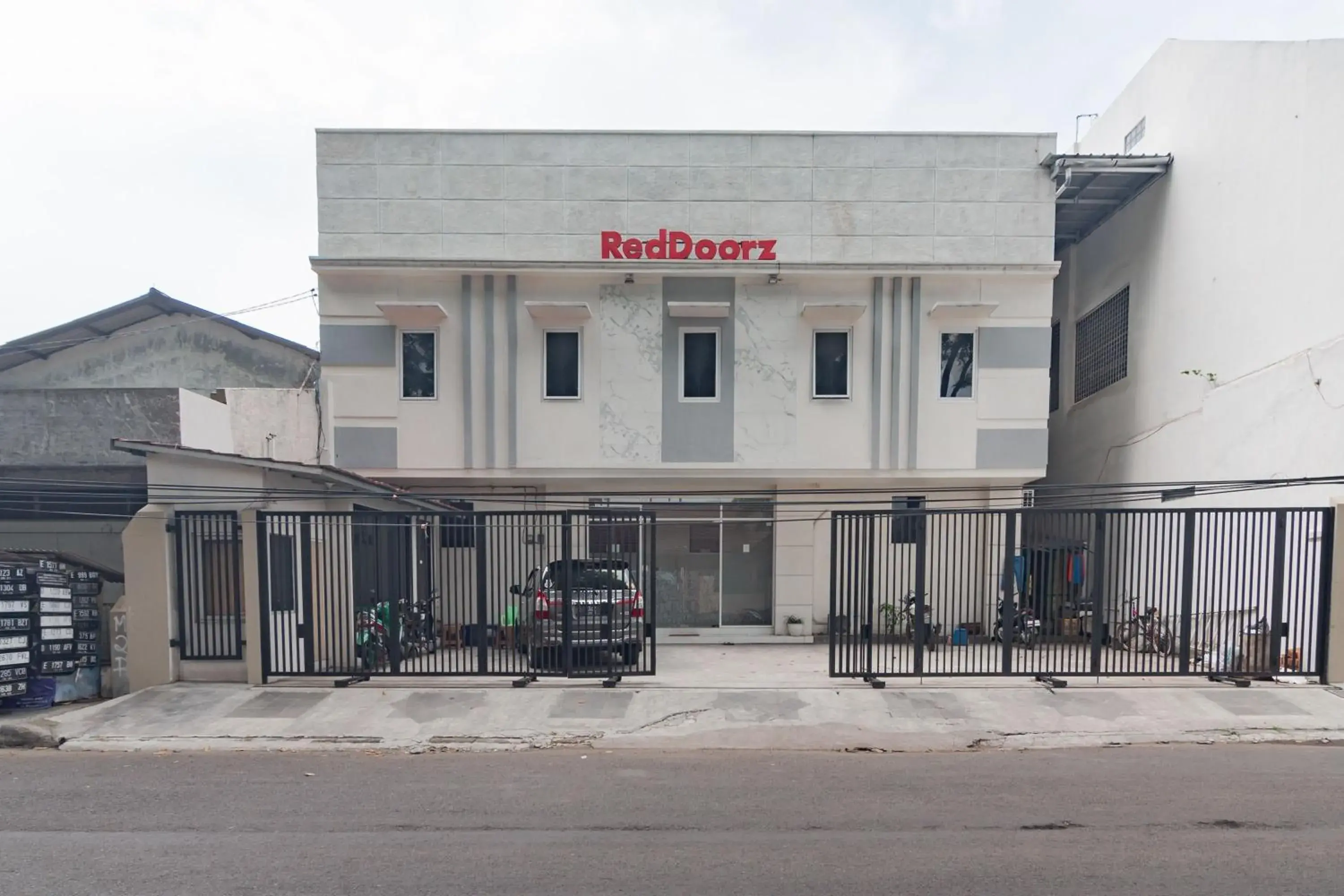 Property building in RedDoorz near Prujakan Station Cirebon Property building in RedDoorz near Prujakan Station Cirebon