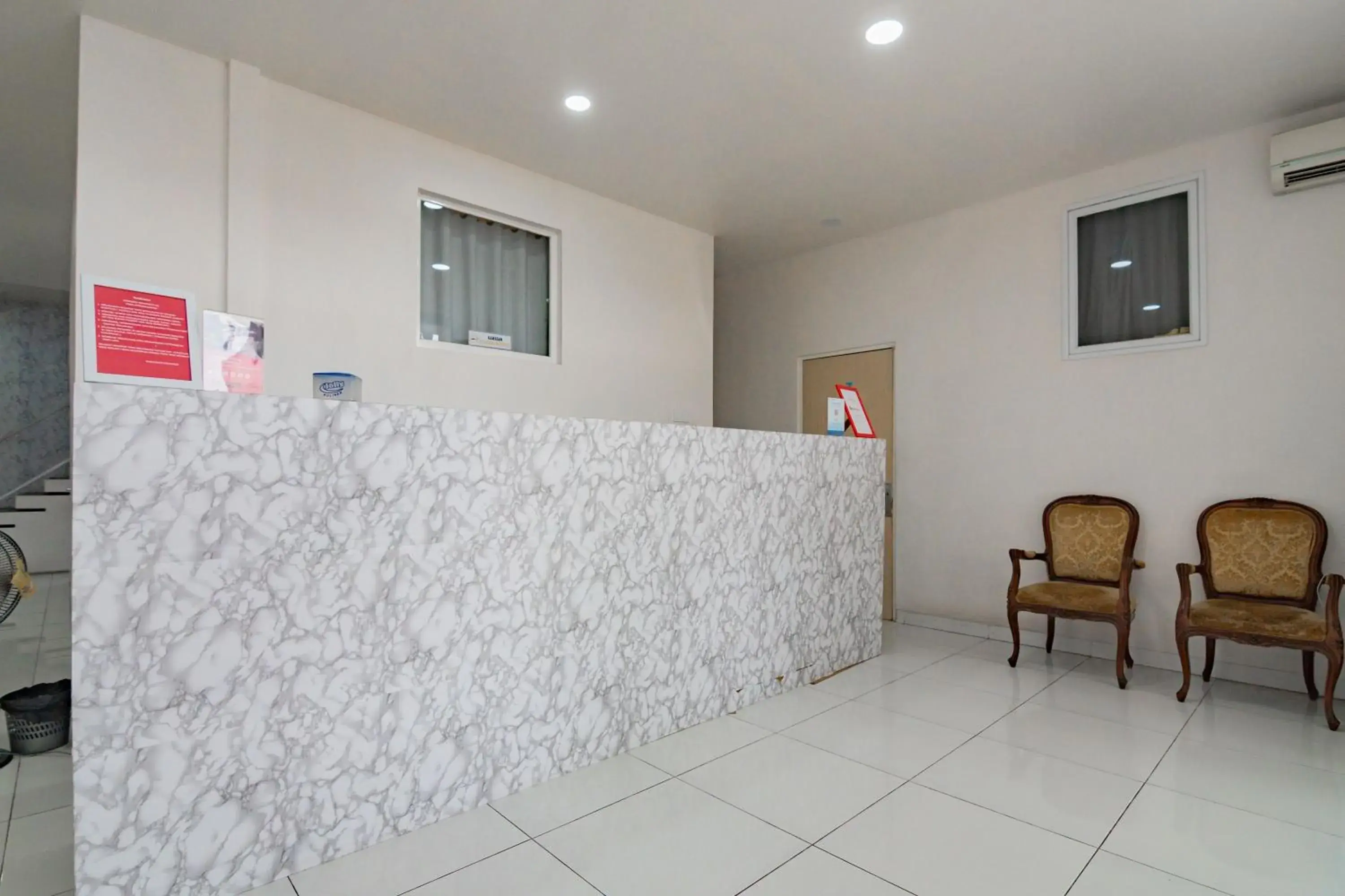 Lobby or reception in RedDoorz near Prujakan Station Cirebon Lobby or reception in RedDoorz near Prujakan Station Cirebon