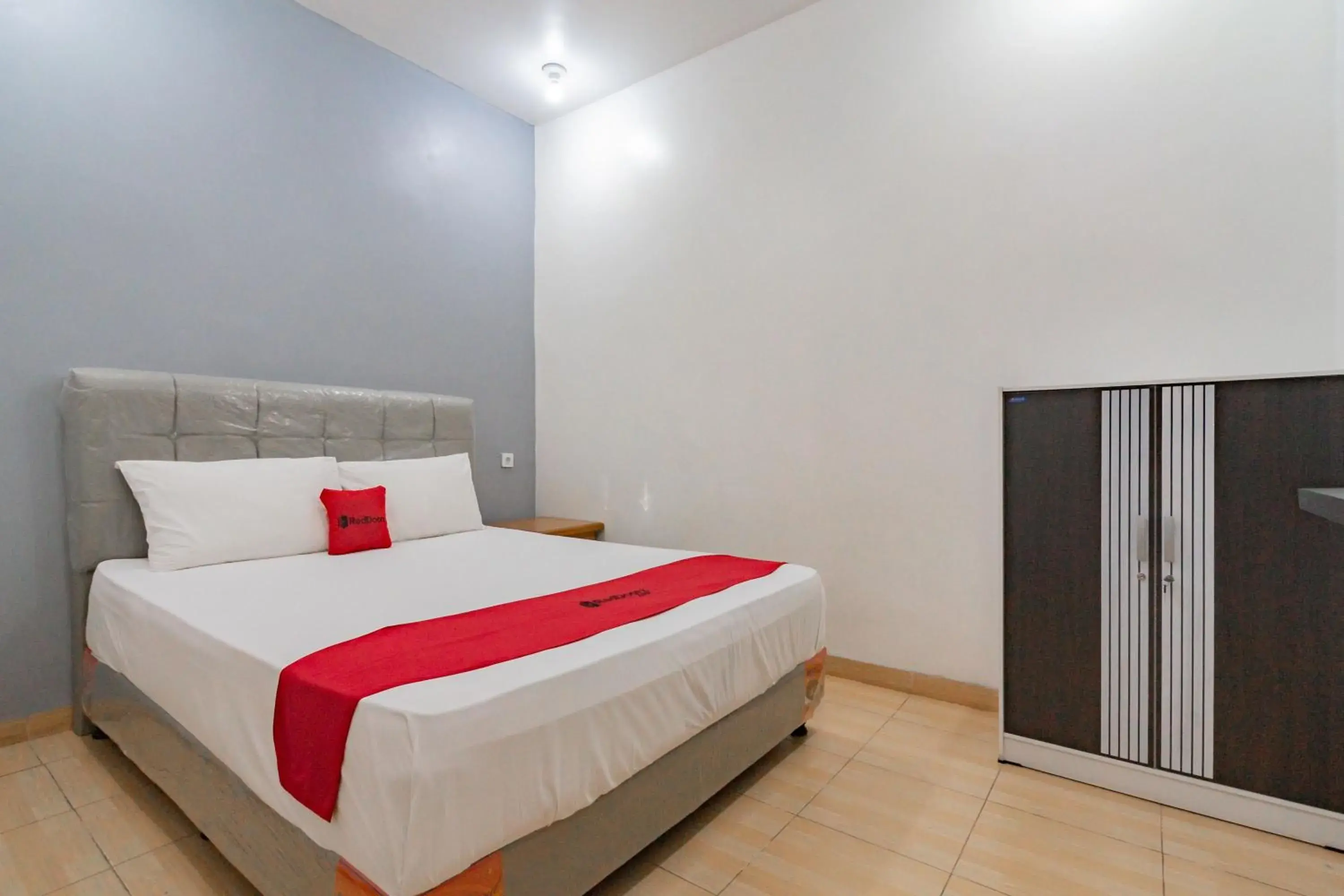 Bedroom, Bed in RedDoorz near Prujakan Station Cirebon Bedroom, Bed in RedDoorz near Prujakan Station Cirebon