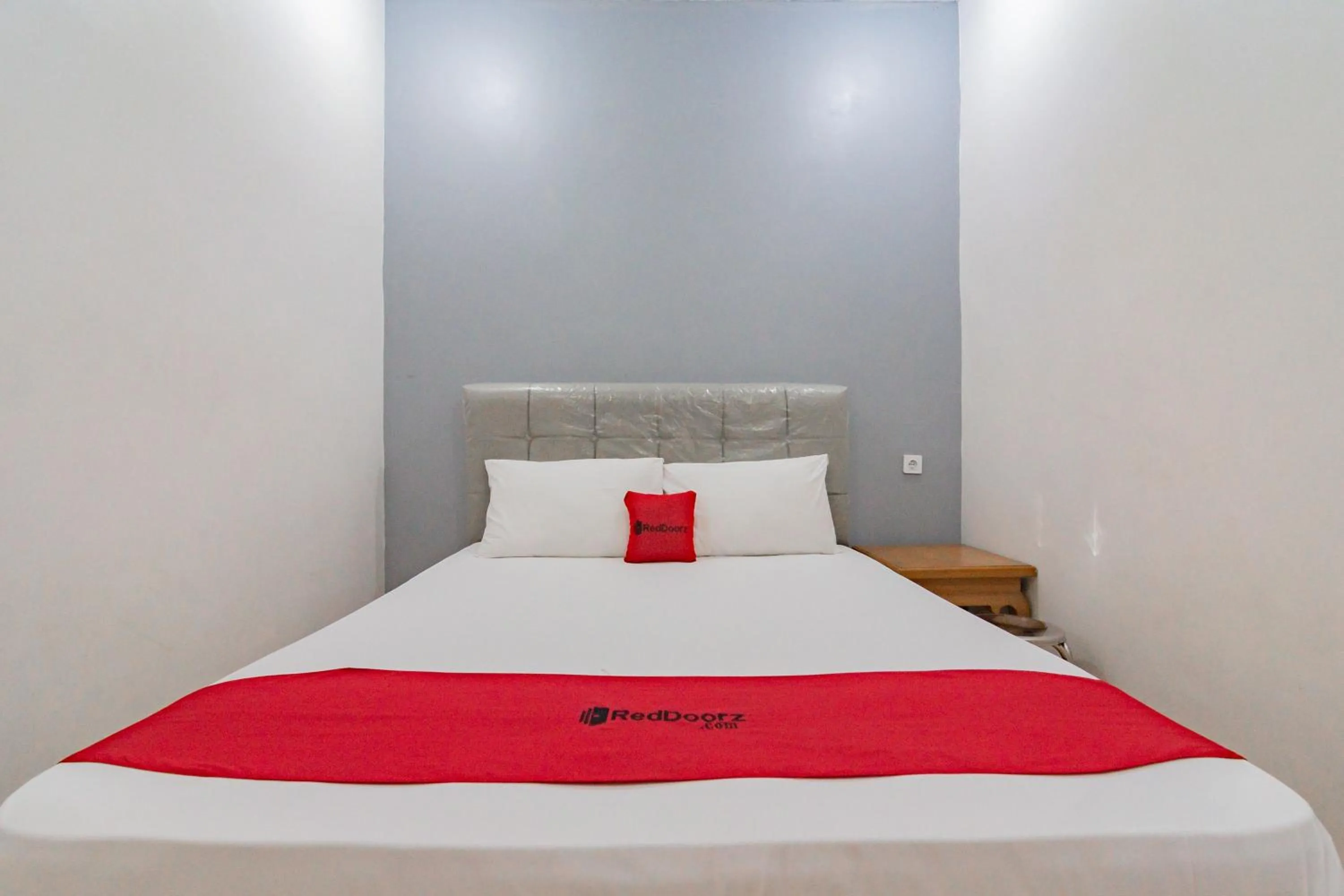 Bedroom, Bed in RedDoorz near Prujakan Station Cirebon