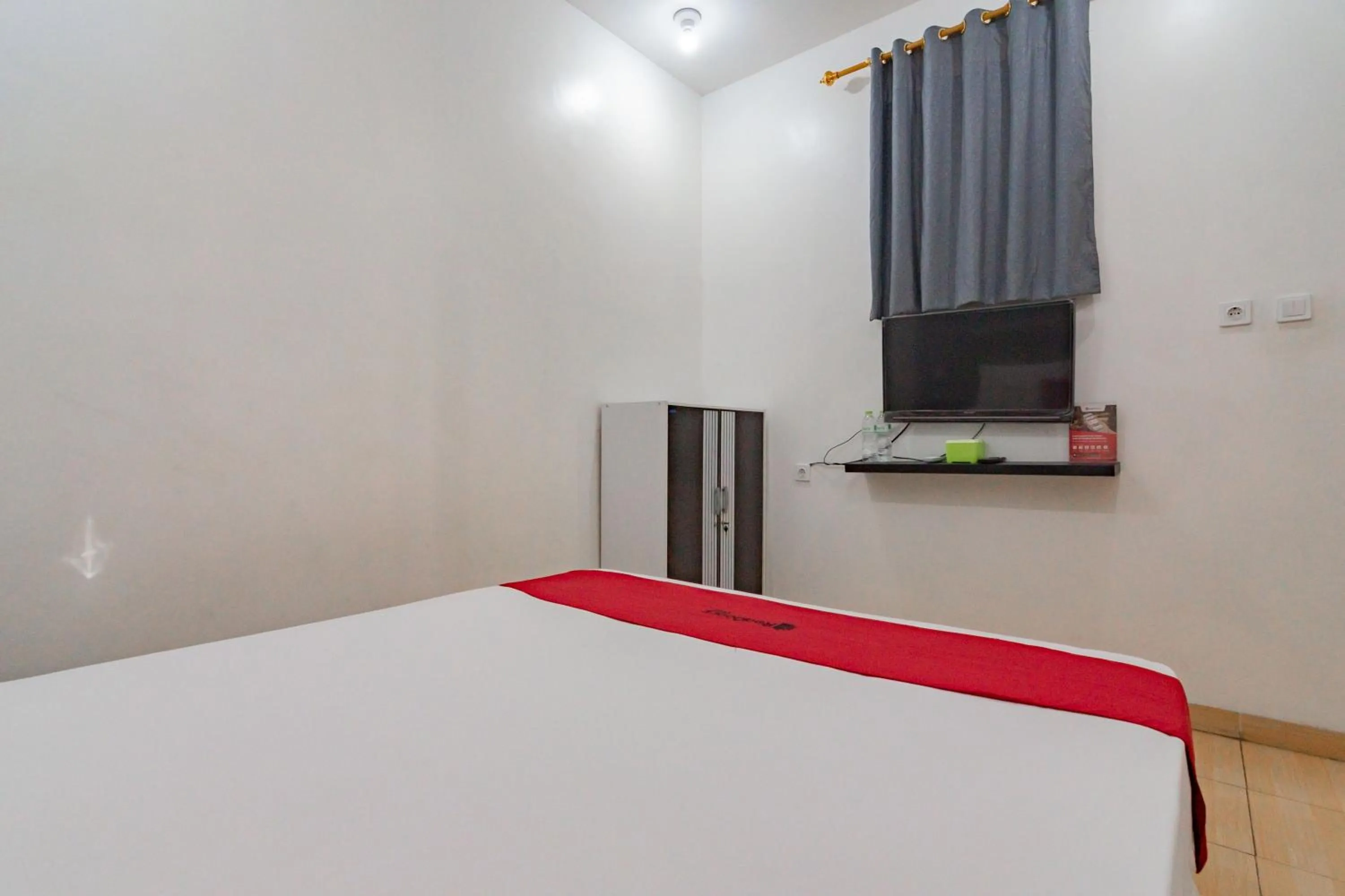 Double Room in RedDoorz near Prujakan Station Cirebon