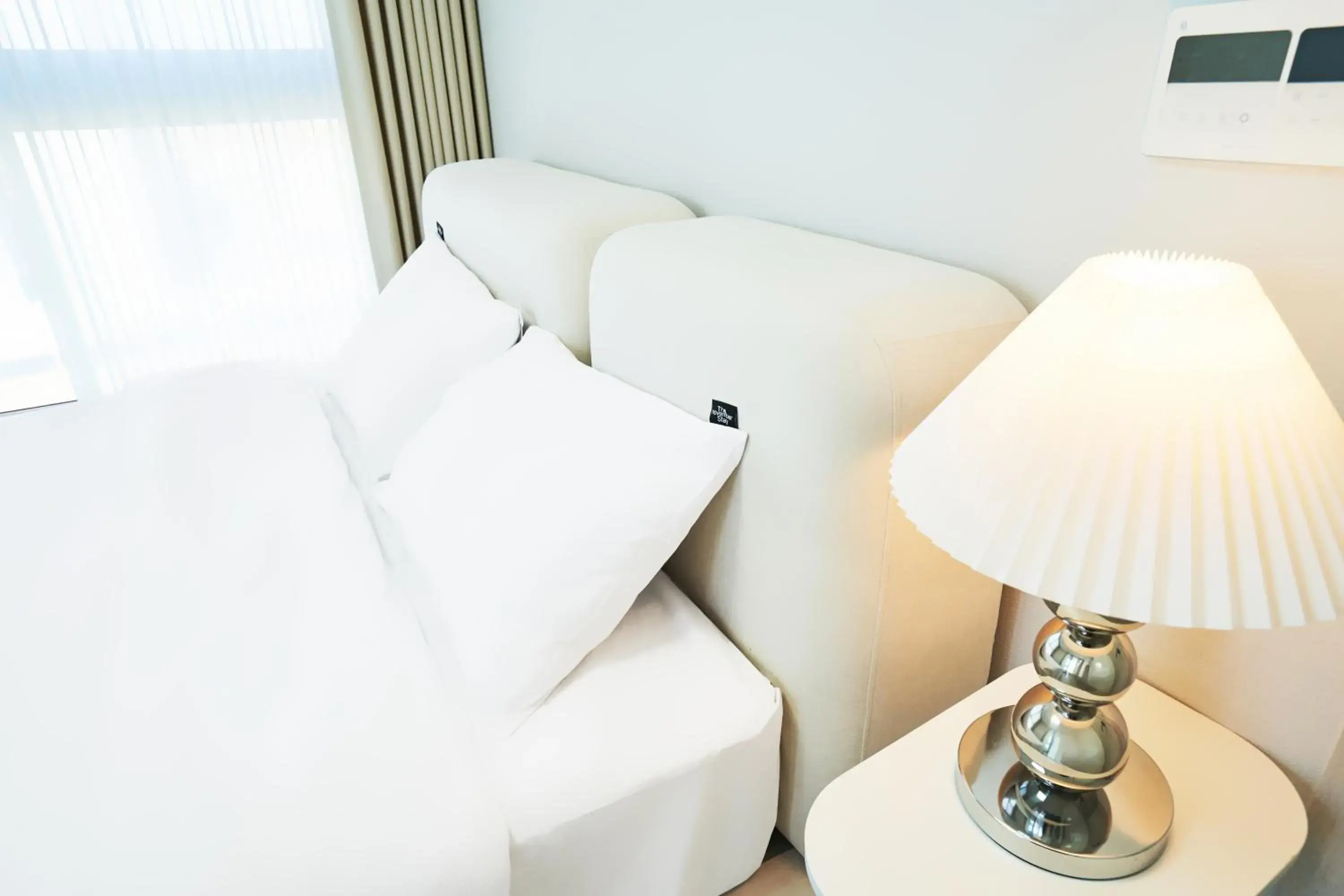 Bedroom in 더 노벰버스테이 인 랜드마크 Bedroom in 더 노벰버스테이 인 랜드마크