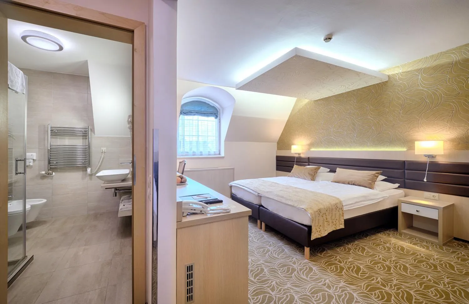 Shower, Bed in Hotel Kiss