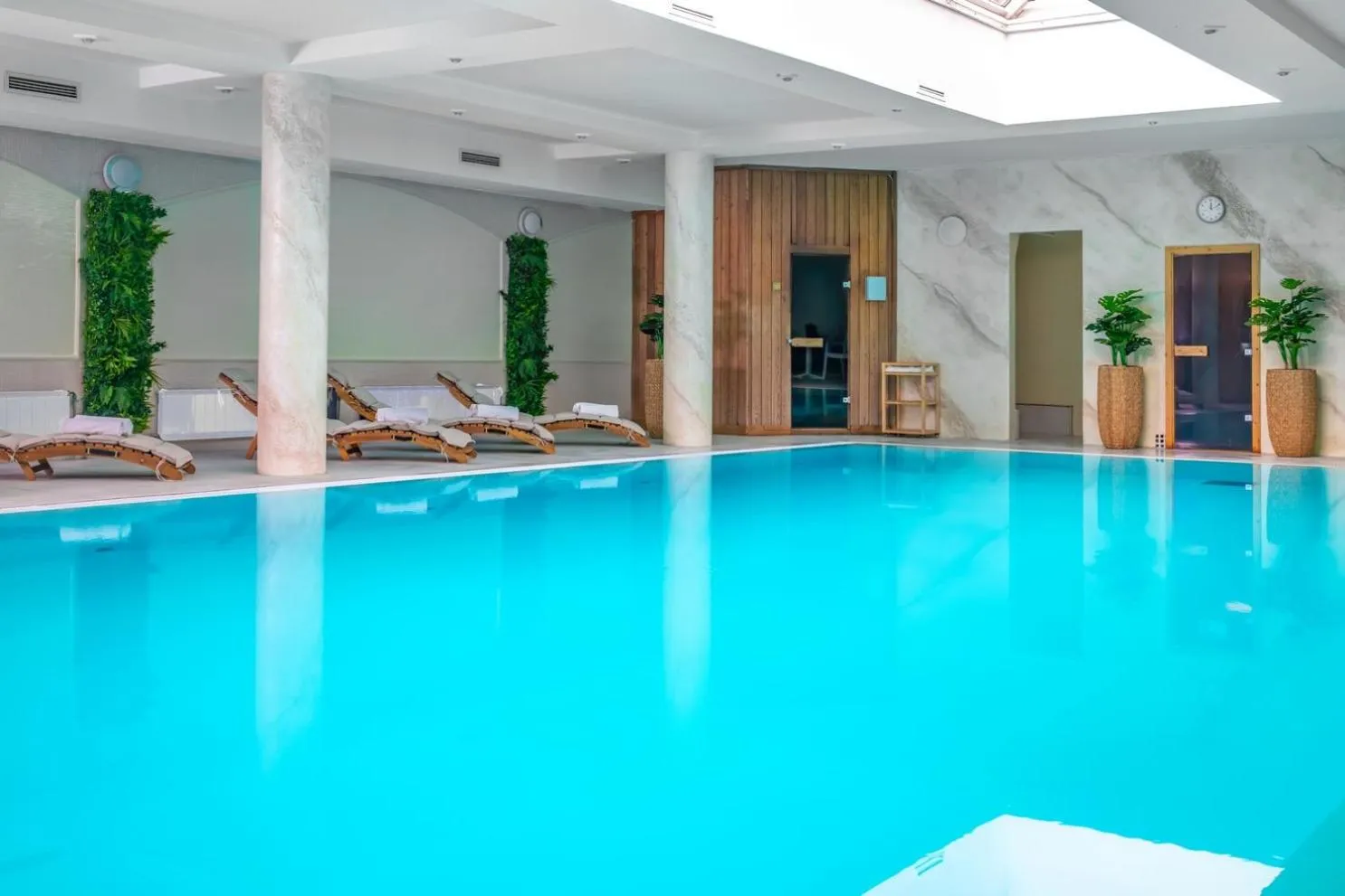 Swimming pool in Hotel Kiss