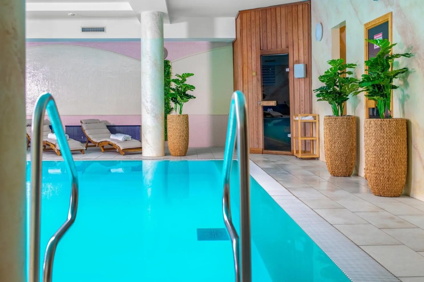 Swimming pool in Hotel Kiss