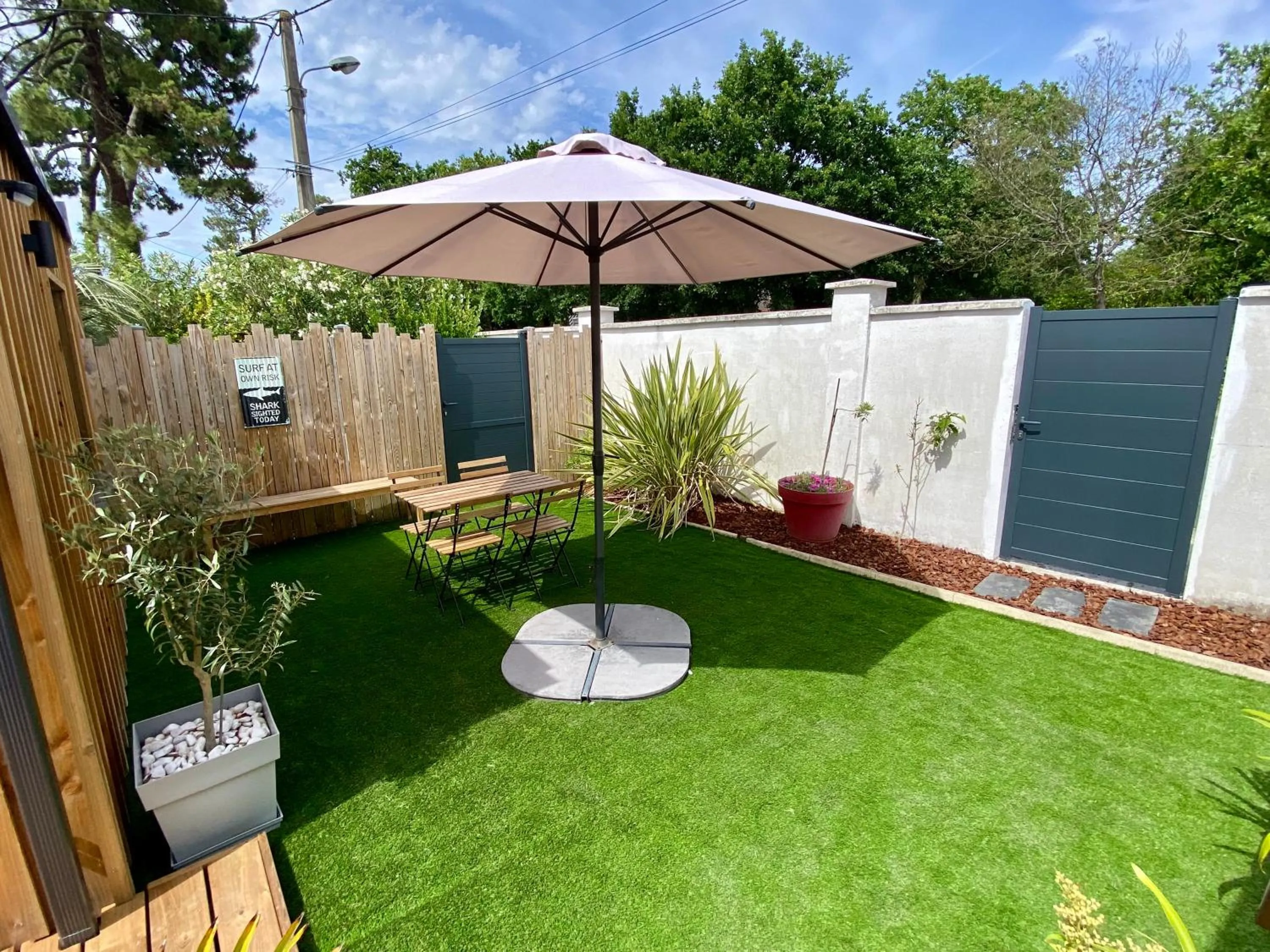 Garden in Oustal Magnolia