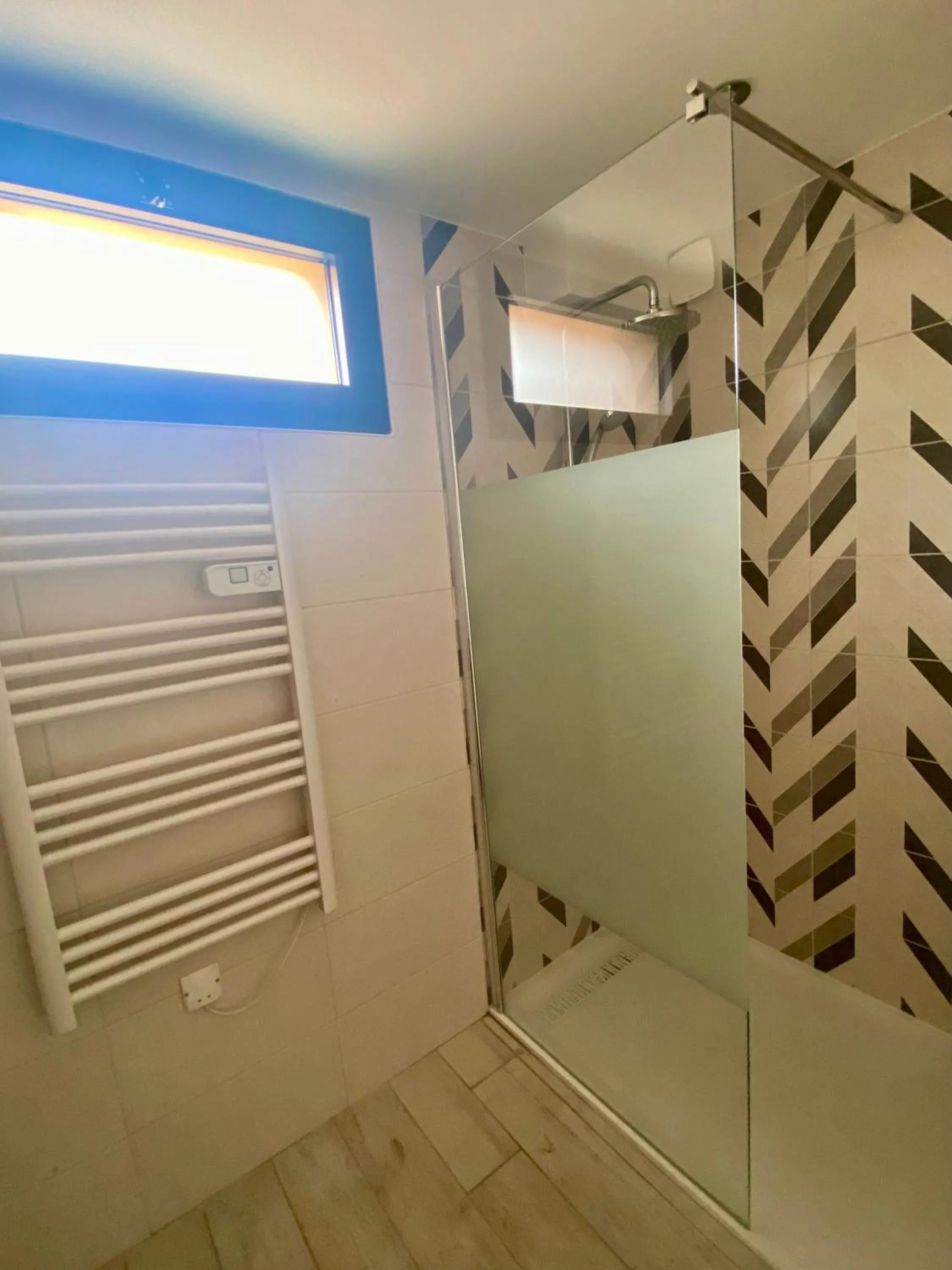 Shower in Oustal Magnolia