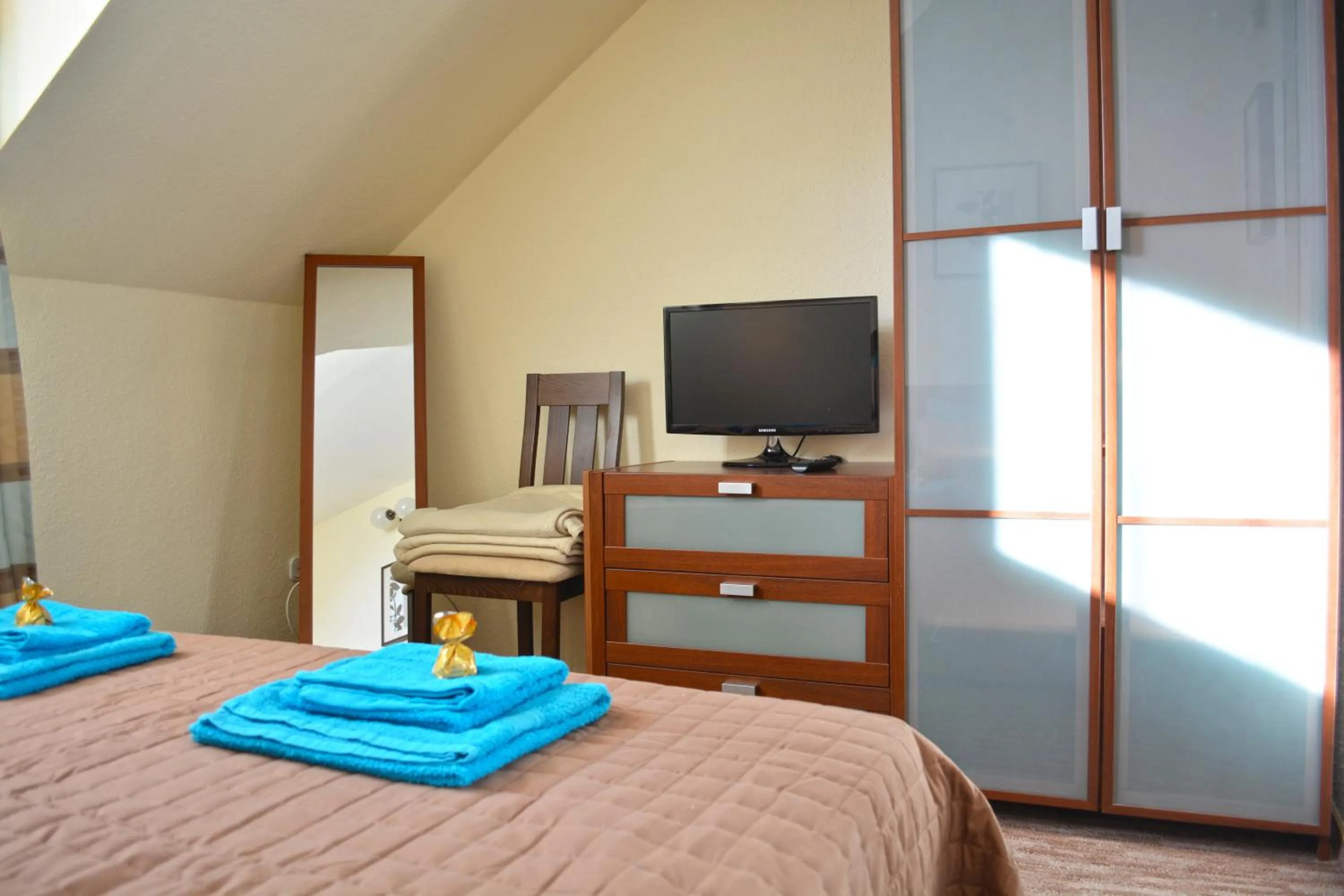 Bedroom, TV/Entertainment Center in Airport Glossel Panzió