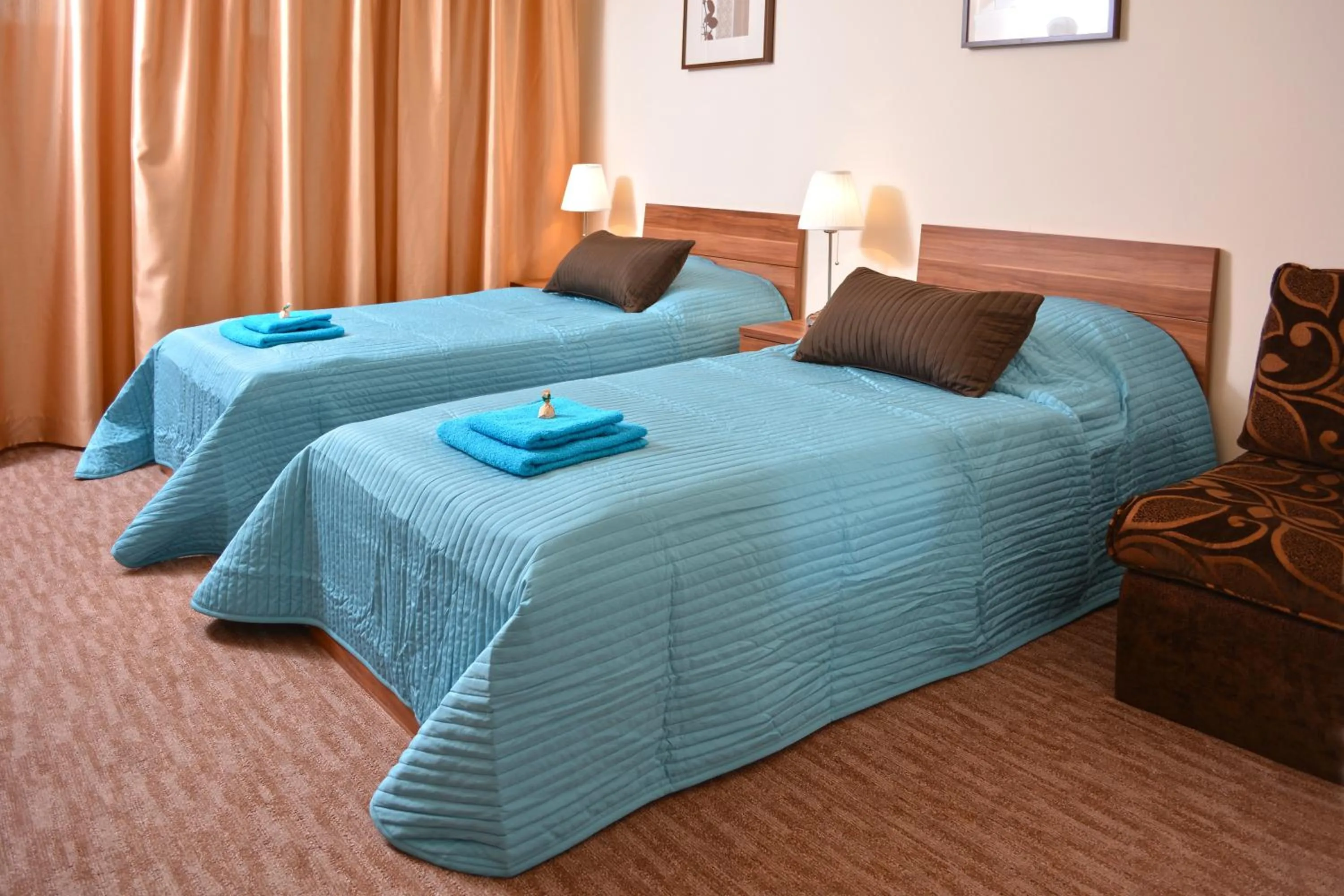 Bed in Airport Glossel Panzió