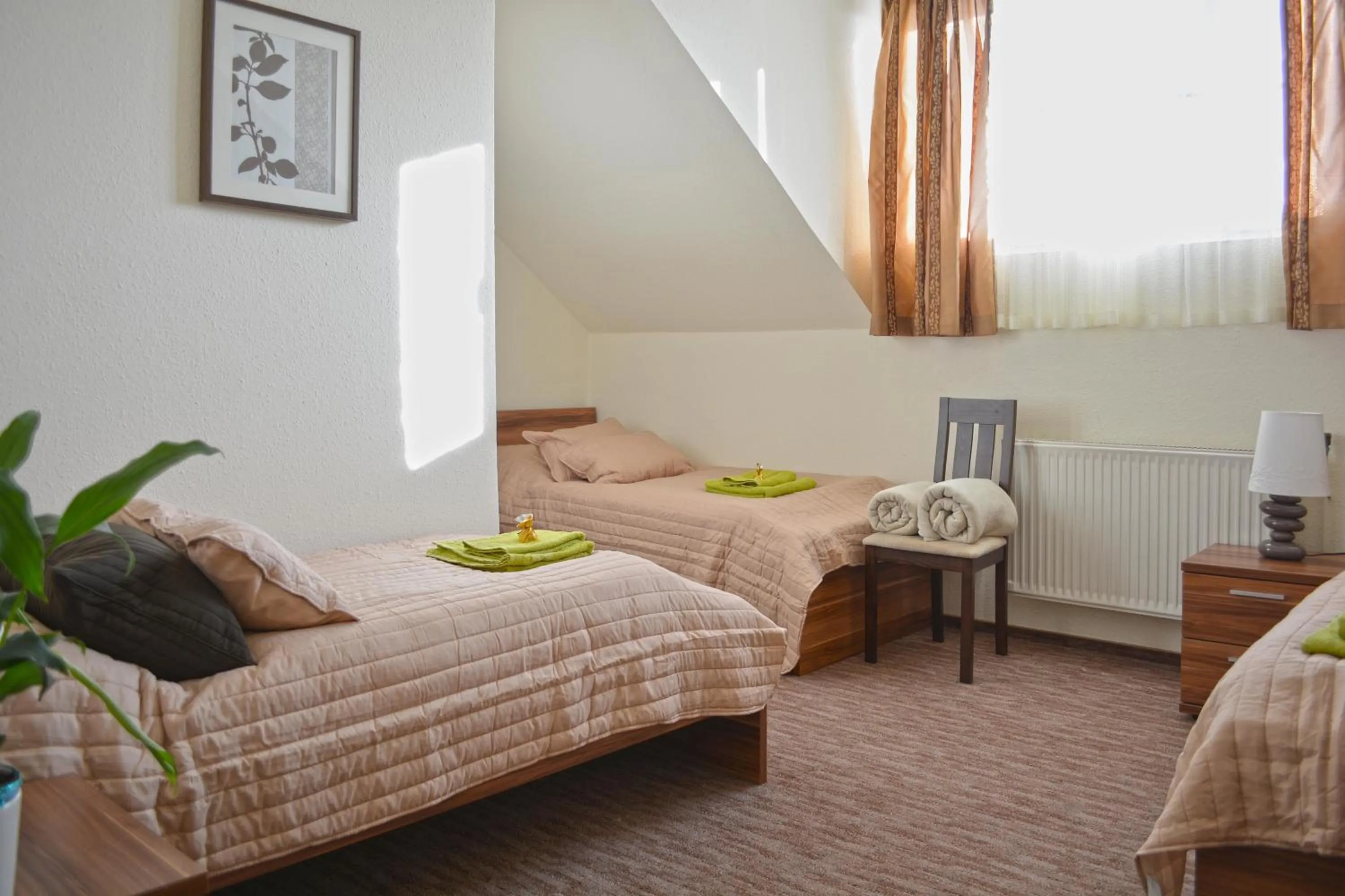 Bedroom in Airport Glossel Panzió