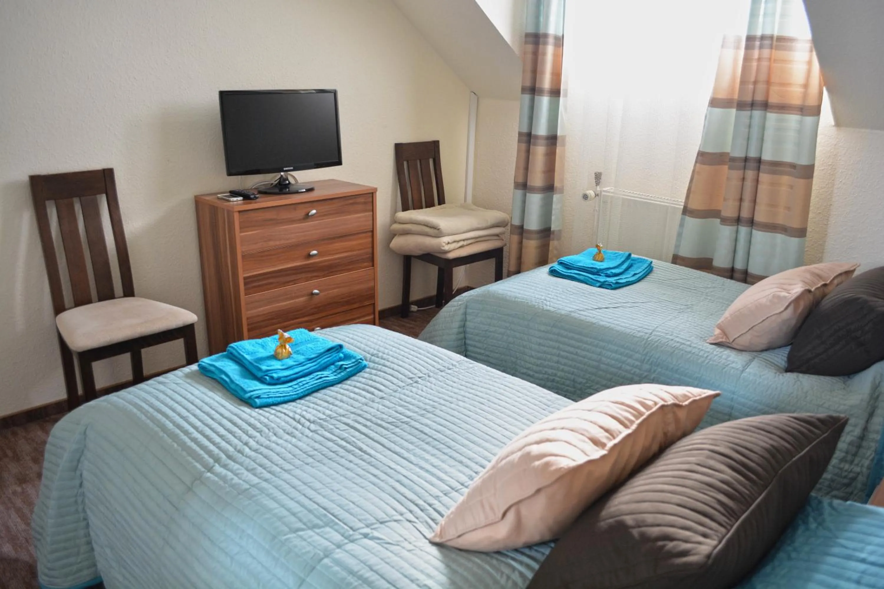 Bed, TV/Entertainment Center in Airport Glossel Panzió