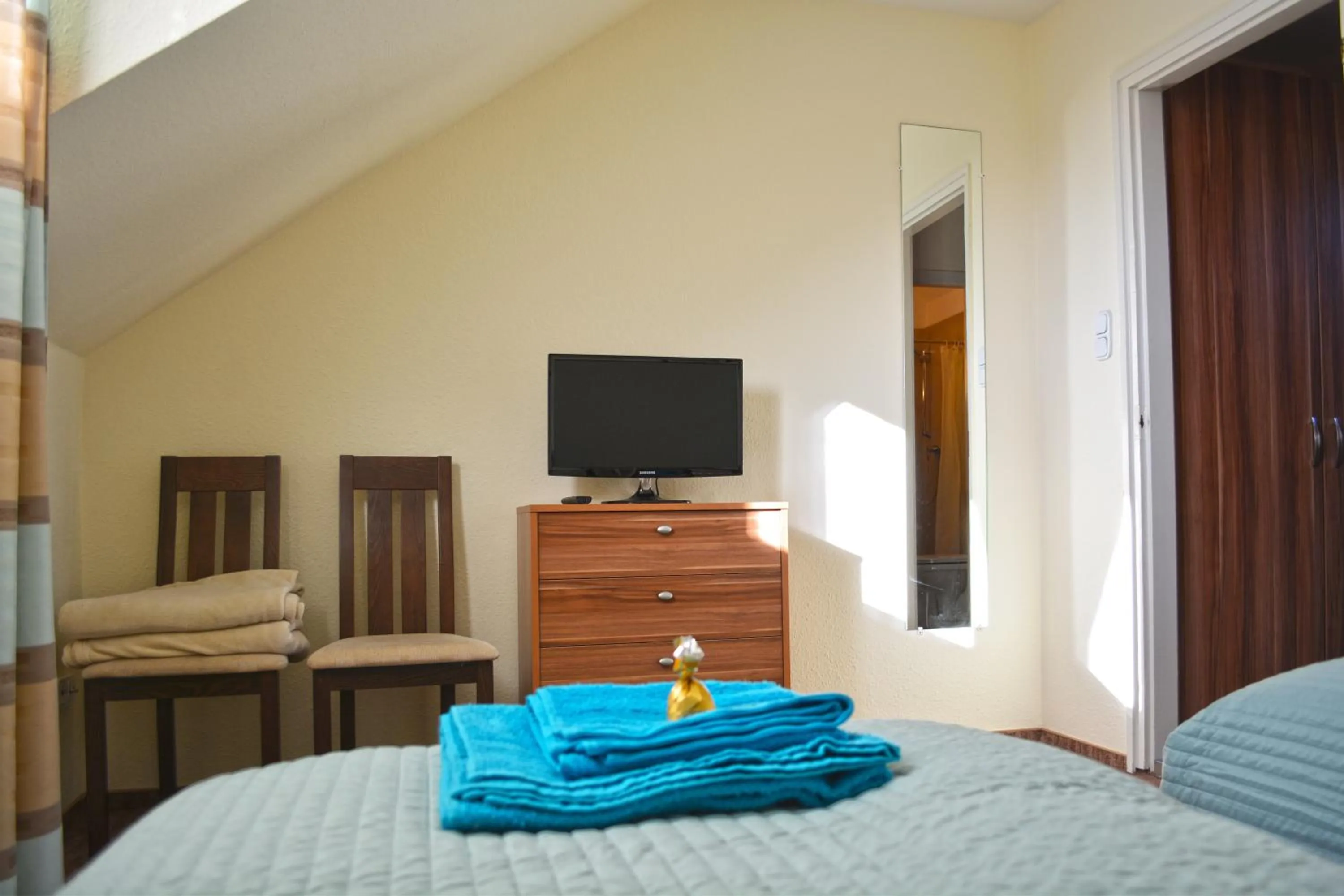 Bedroom, TV/Entertainment Center in Airport Glossel Panzió