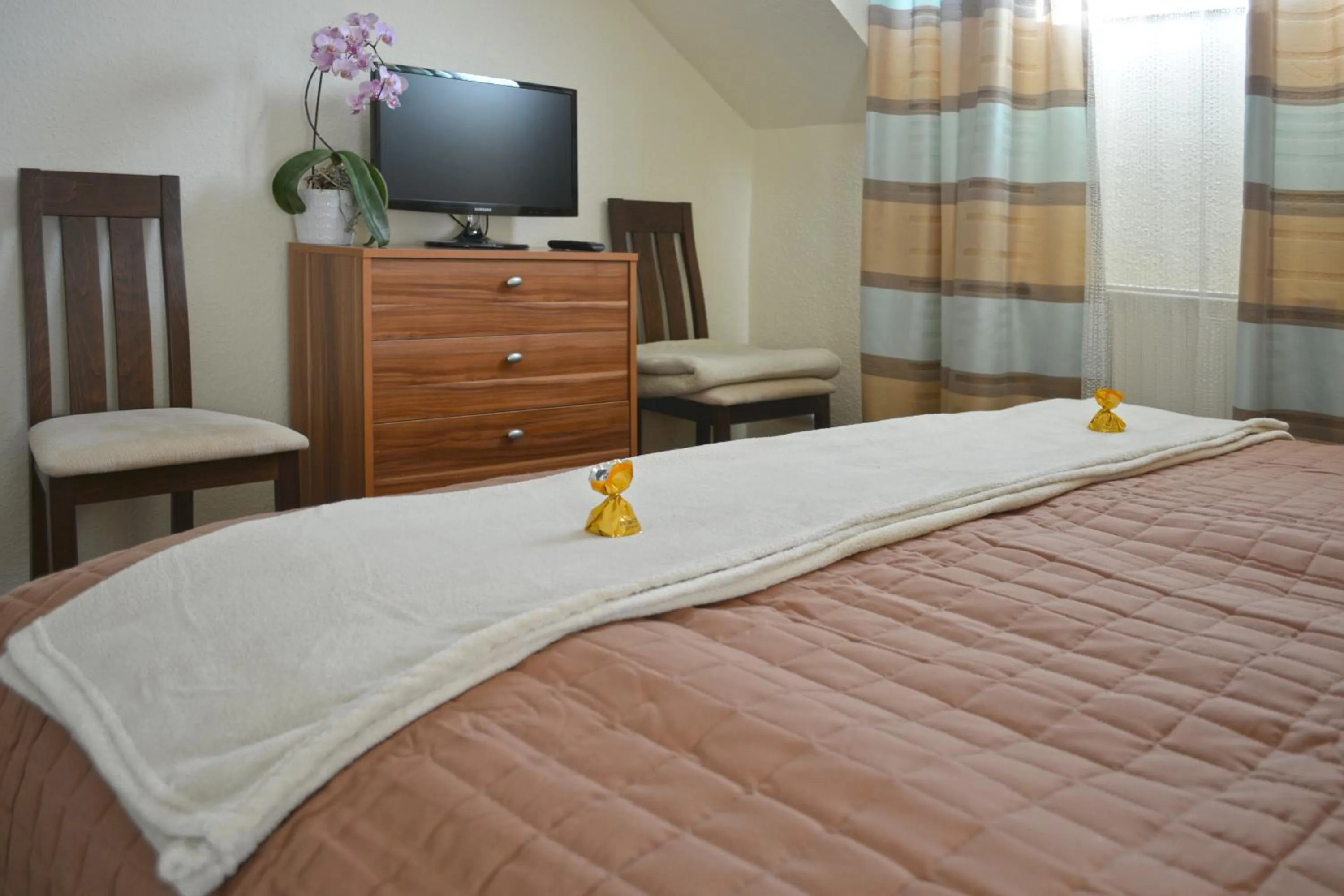 Bedroom, TV/Entertainment Center in Airport Glossel Panzió