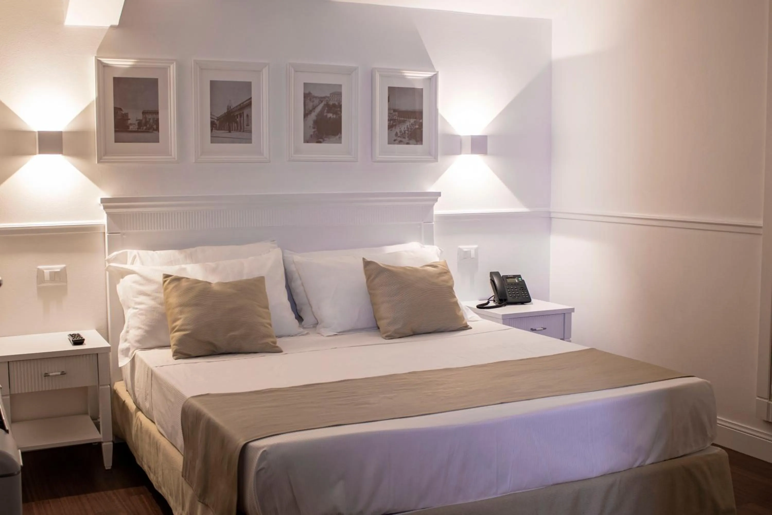 Bed in Palazzo Sant'Elena Historic Hotel