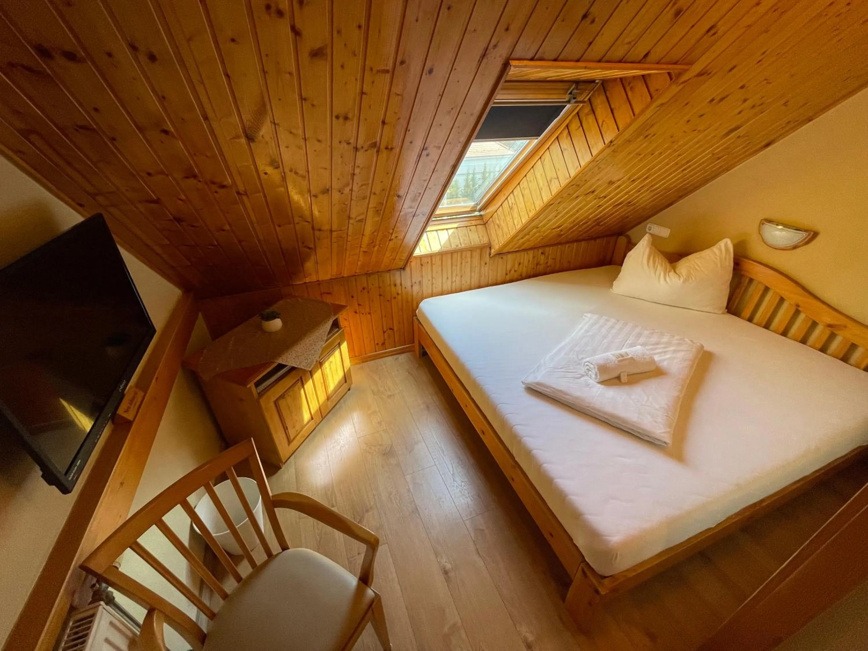 Bedroom, Bed in Hotel Karin