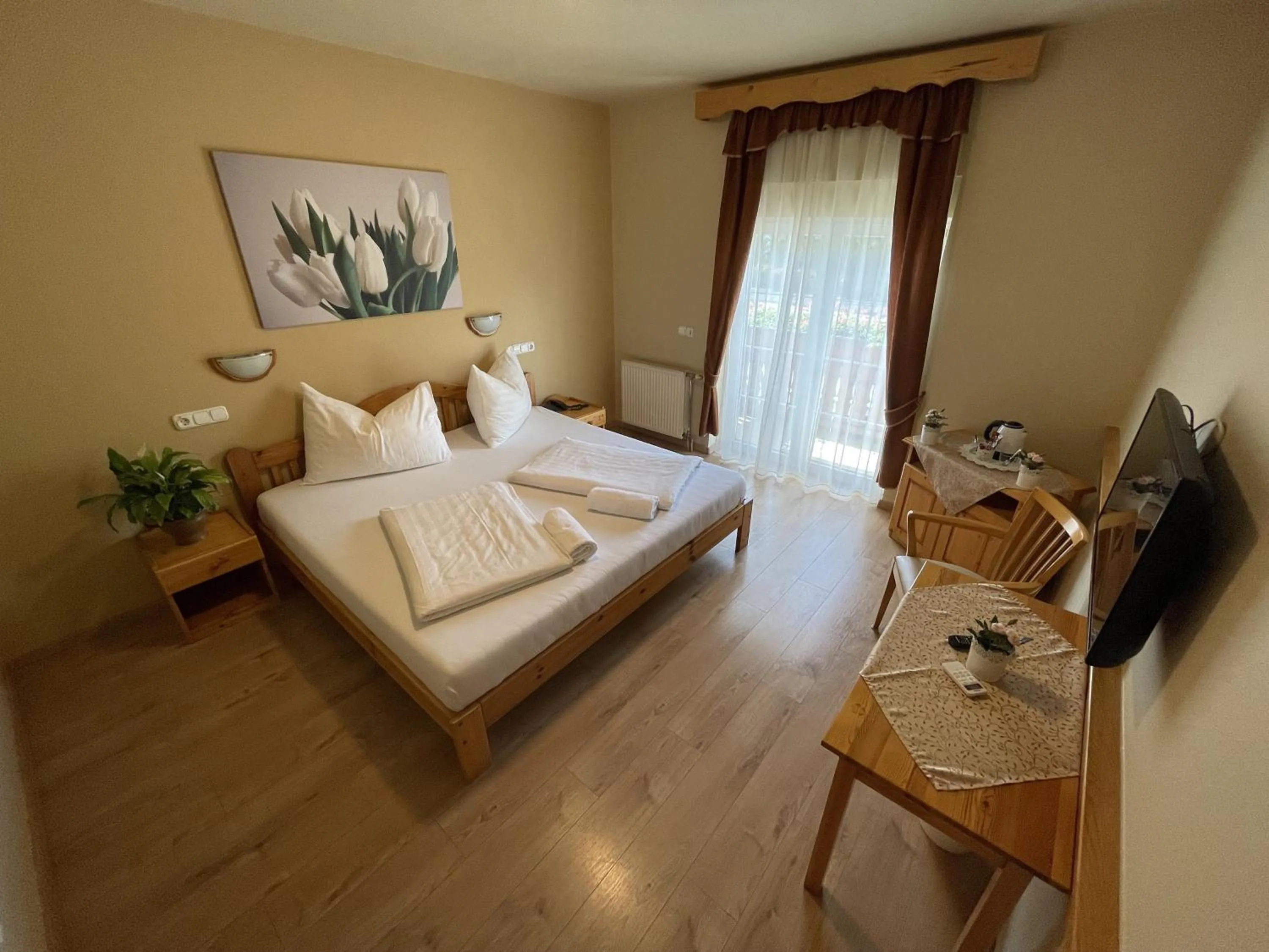 Bedroom, Bed in Hotel Karin