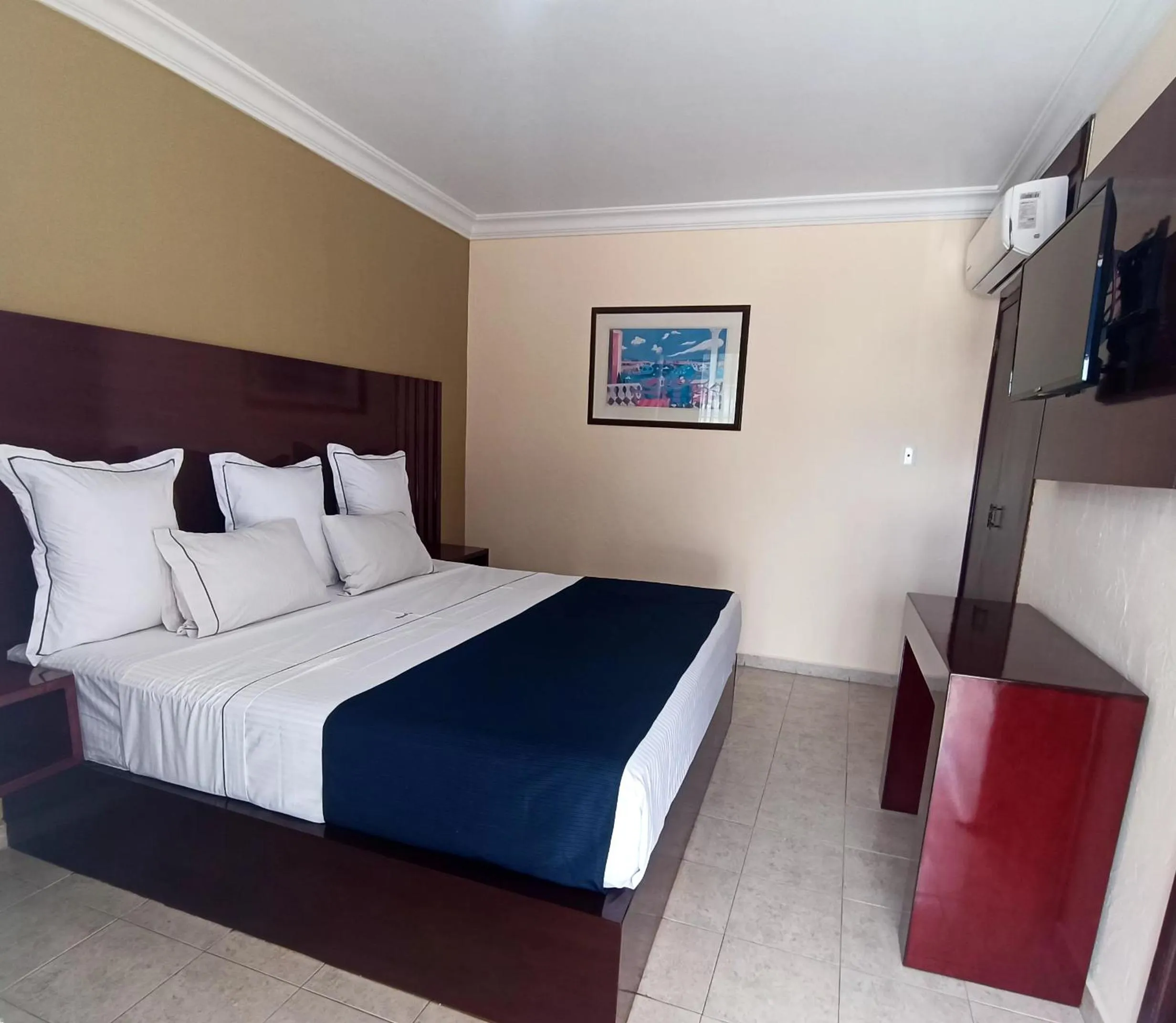 Communal lounge/ TV room, Bed in Hotel Confort Plaza