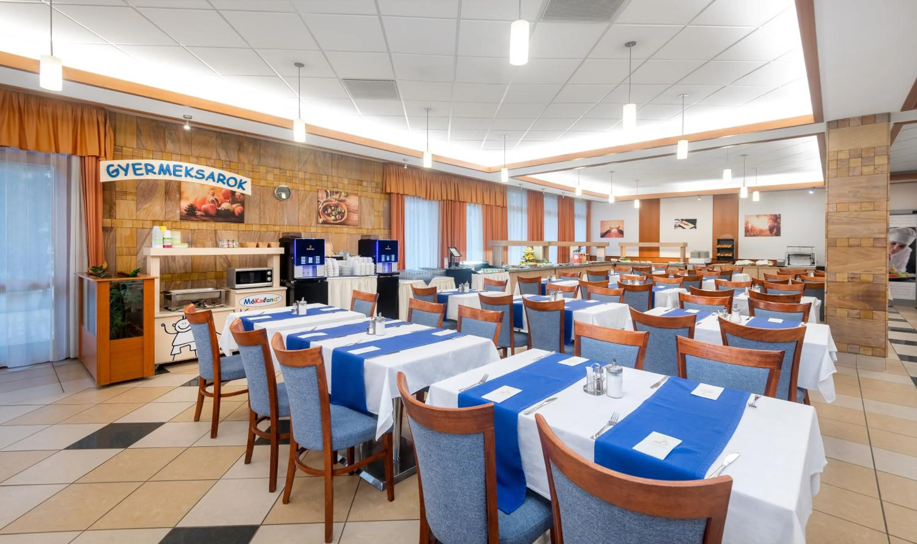 Restaurant/places to eat in Aquarell Hotel