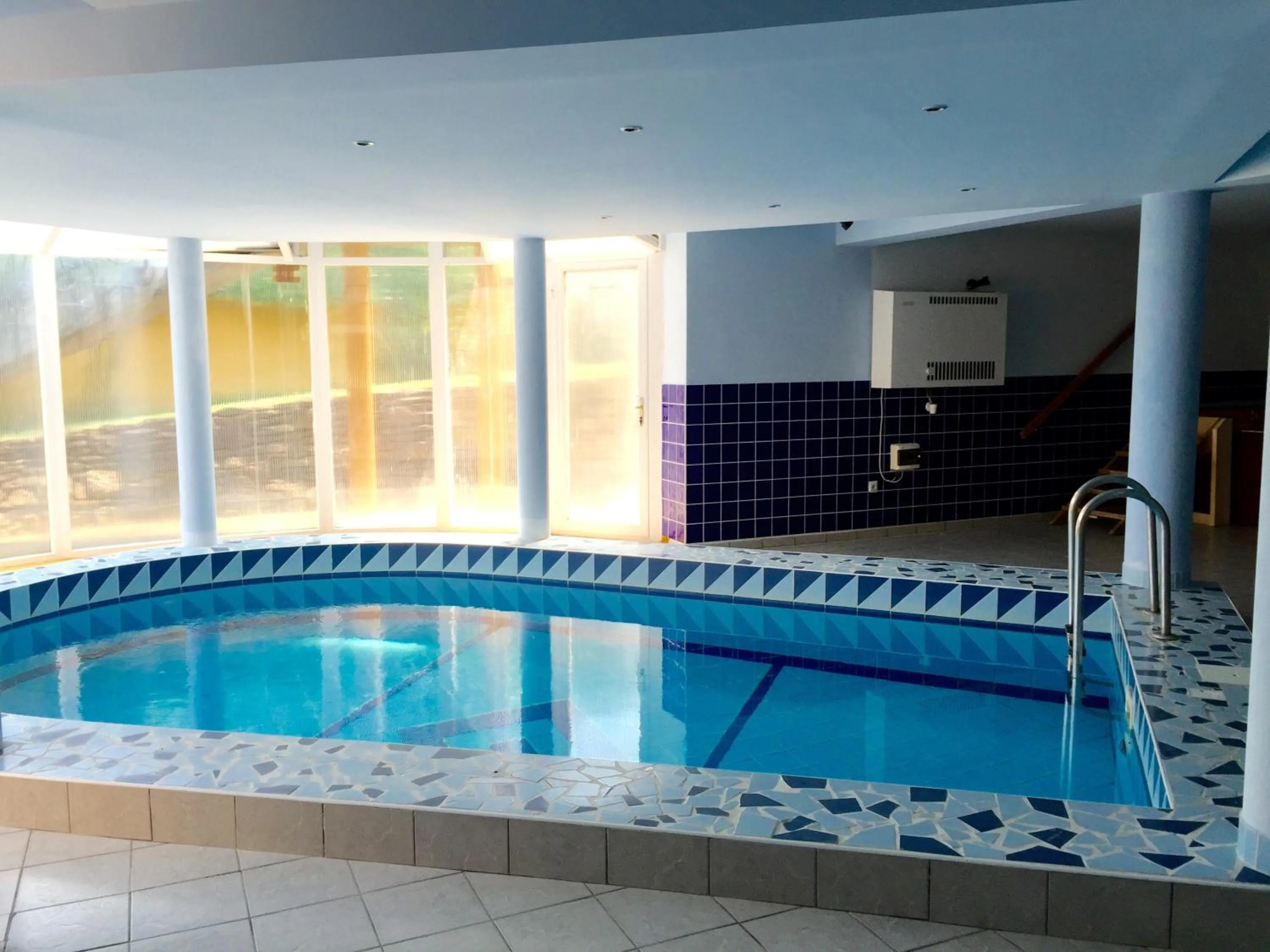 Swimming pool in Appartementhaus 5. Jahreszeit