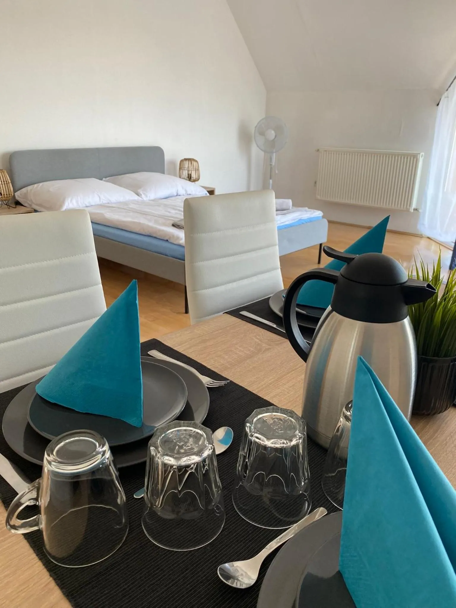 Living room, Bed in Appartementhaus 5. Jahreszeit