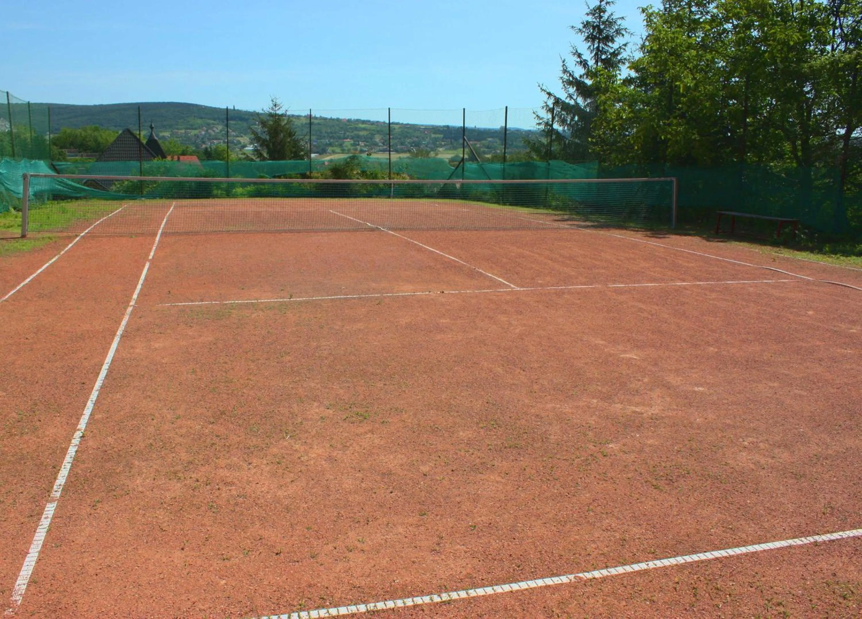 Tennis court in Appartementhaus 5. Jahreszeit