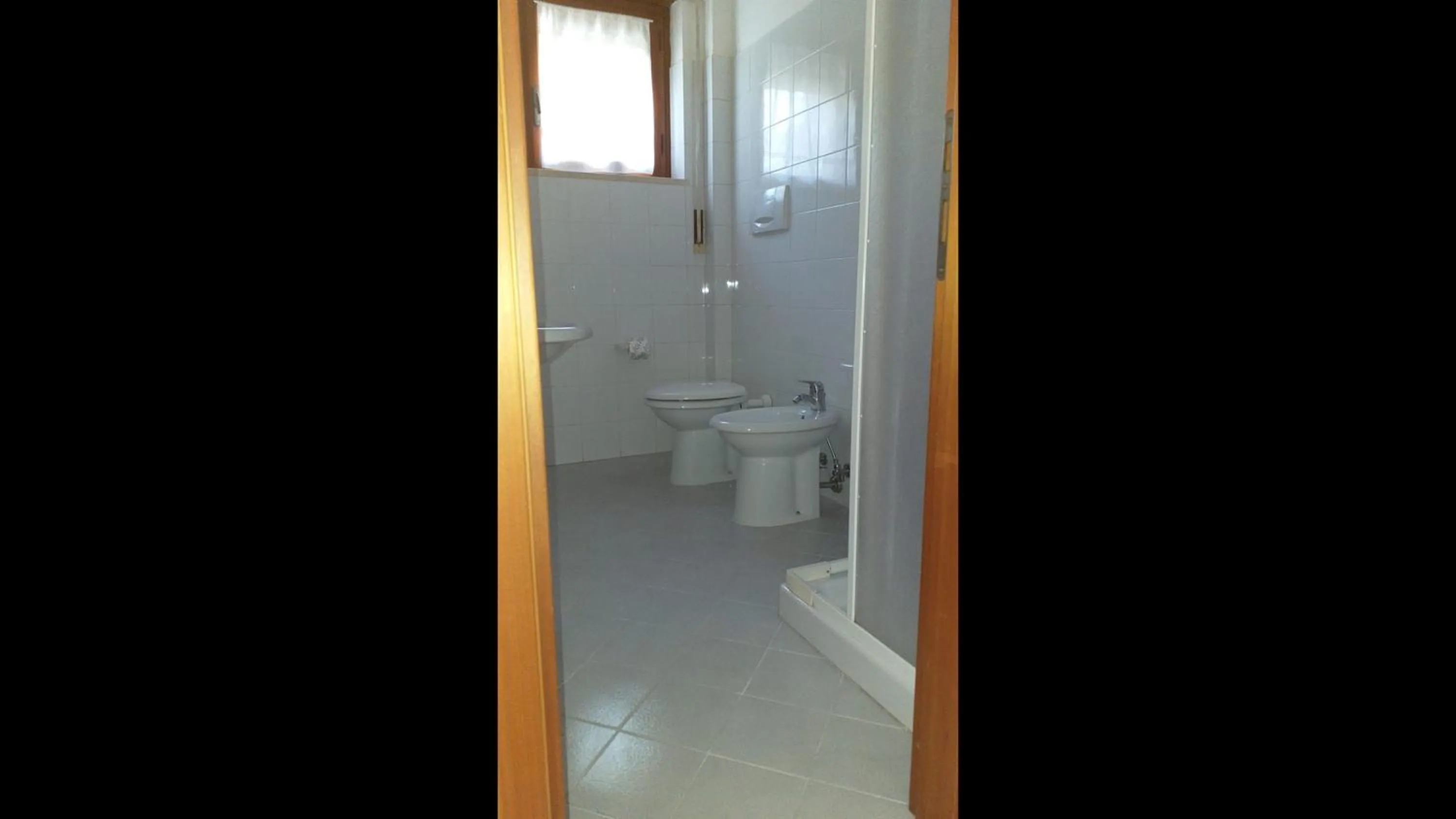 Toilet in Spacious quadruple room a stone throw from the sea