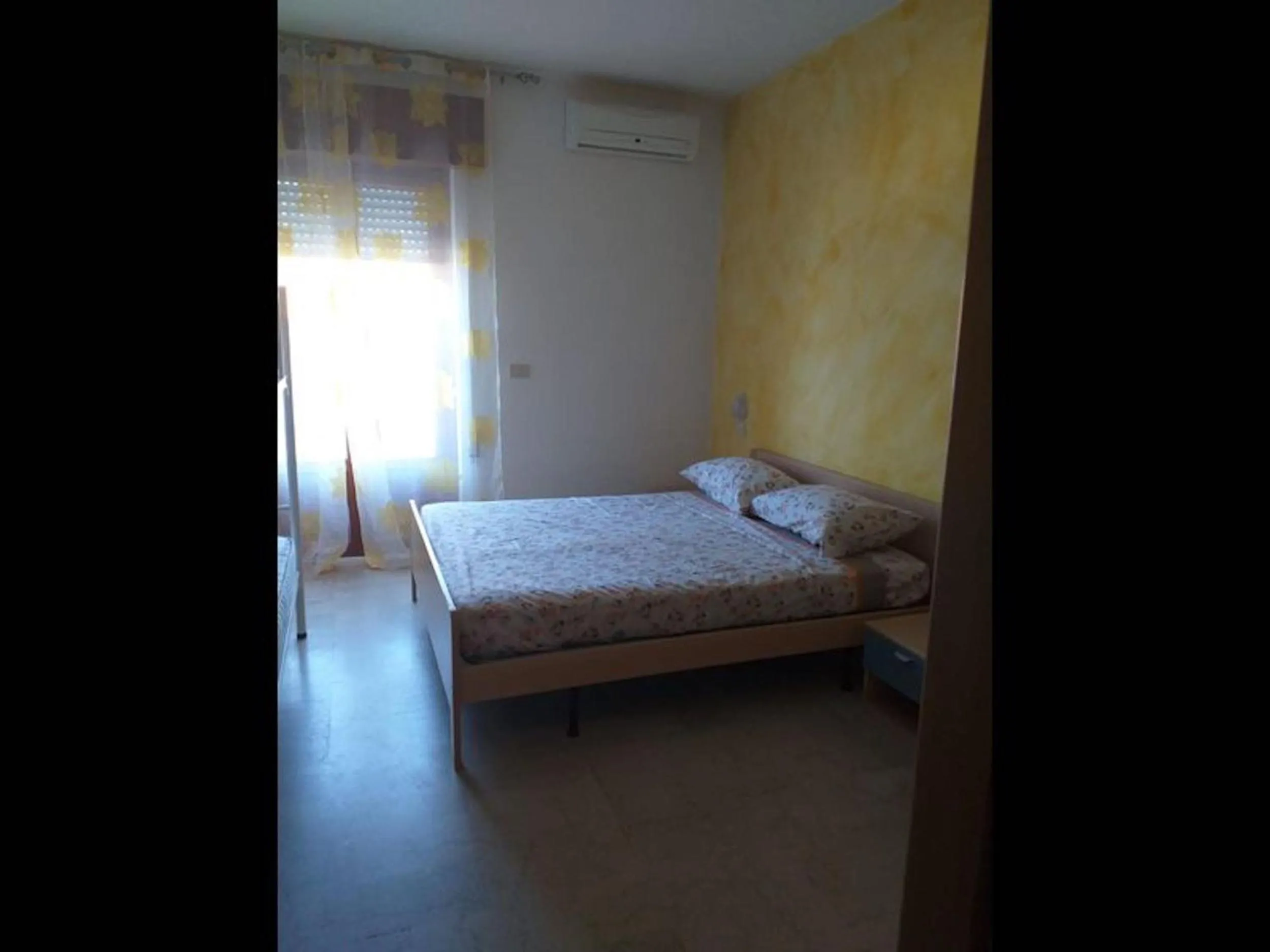 Bed in Spacious quadruple room a stone throw from the sea