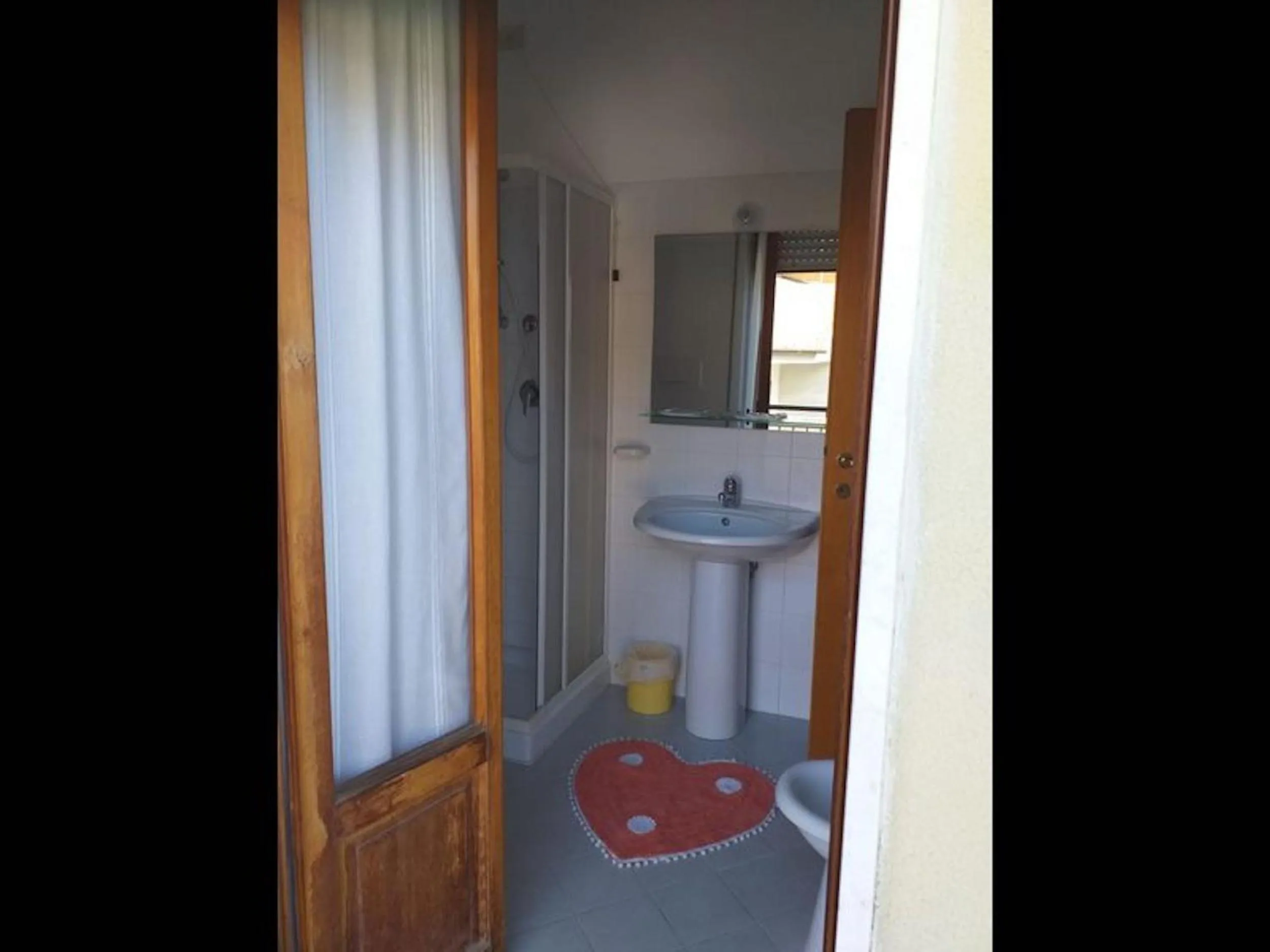 Bathroom in Spacious quadruple room a stone throw from the sea