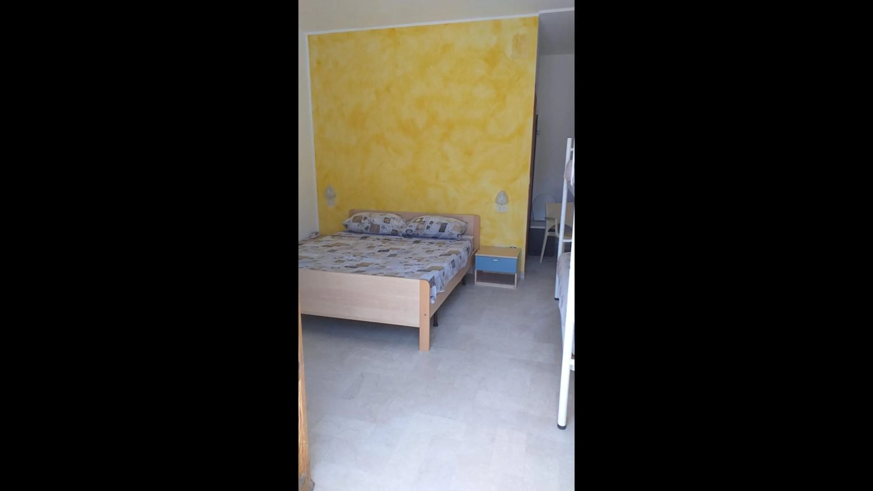 Bed in Spacious quadruple room a stone throw from the sea